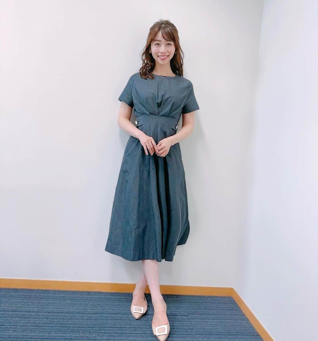 のインスタグラム：「. ２日続けての出演でした🌼 衣装可愛かったなぁ🥰 . 一枚目のワンピースは #mmaglielecassetto @m_maglie_le_cassetto_official  二枚目のブラウスは　#toccocloset @tocco_closet  でした✨ .」