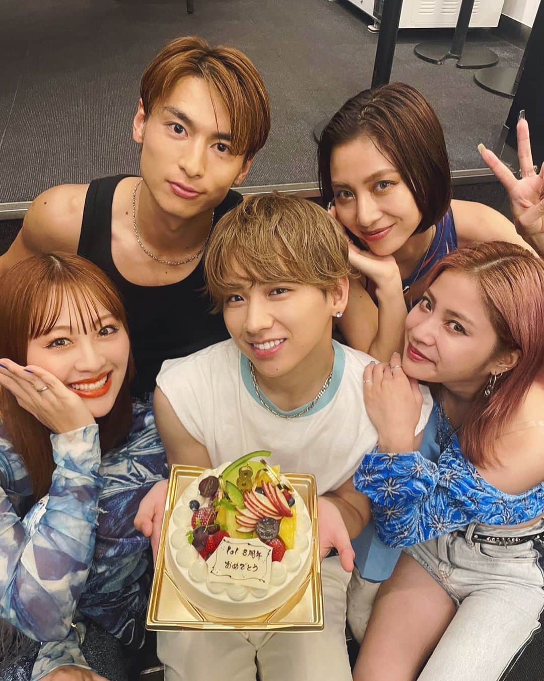佐藤友祐 のインスタグラム：「lolとして８周年迎えました。  いつも支えてくれて ありがとうございます🙏✨✨  10周年目指して そこまでにどれだけのことがやれるか。 勝負ですね🔥  これからも一緒に頑張っていこう☺︎  そして、昨日配信された MY PLEASUREもたくさん聴いてもらえると嬉しいです、、  感想いっぱい聞かせてね！」
