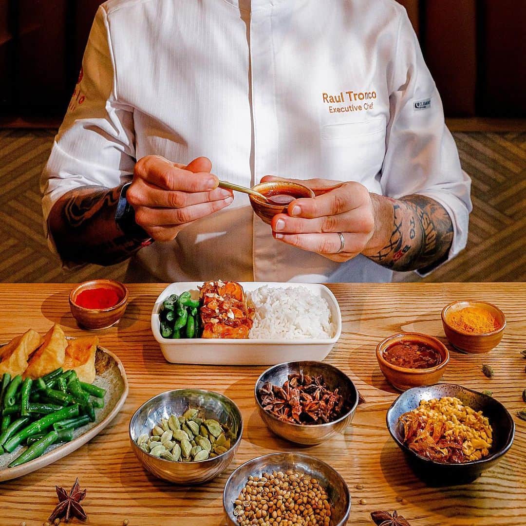 のインスタグラム：「Eat well and do good to the planet🌍 at the same time with us✈️! We’ve partnered up with @vedahk by @ovolohotels to bring to the air plant-forward menus, created with nutrition, international flavours and sustainability in mind.  From the Thai classic, Panang dry curry tofu with cashews and coconut rice, to the vegetable masala with green pulao rice and an array of carefully curated dishes, the harmony of spices and flavours is yet another stride to lower our carbon footprint while elevating the quality of our services.  Ever so pleasing on the palate, the series of wellness-oriented international cuisine can now be enjoyed in Premium Economy and Economy classes on selected long-haul flights departing from Hong Kong. Fly on, and dig in😋!  Learn more: Link in Bio  造就不凡健怡機上餐膳✈️，並繼續以行動回饋地球🌍，我們與本地頂尖素食餐廳 @vedahk by @ovolohotels 合作，以縝密心思推出全新的植物性菜單，為乘客呈獻多國美膳精粹。   由風味豐富的「泰式乾炒紅咖喱腰果豆腐配椰香飯」，到香氣四溢的「咖喱雜菜配薄荷香飯」，一系列經匠心開發的菜式定能挑動你的味蕾，滋養身心；更是我們透過植物性餐膳以減少碳足跡的嶄新突破。   一系列全新菜式現已推出，分別於從香港出發指定長途航班的特選經濟客艙及經濟客艙提供。立即啟航，享受難忘的機上餐膳享受 😋！  了解更多：點擊Bio Link  #cathaypacific #MoveBeyond #GreenerTogether #vedahk #ovolohotels #plantd」