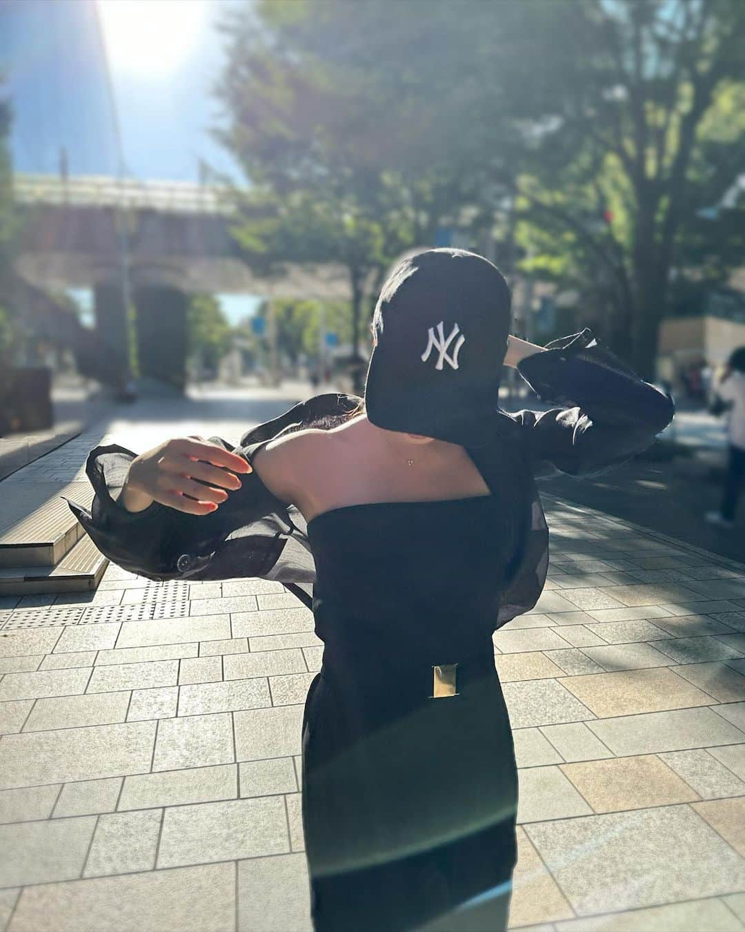 宮内理沙さんのインスタグラム写真 - (宮内理沙Instagram)「black outfit👗 気付いたら黒のアイテムを選んでる気がする、、 今年は特に暑くて日差しが痛いので長袖率も高いです☀️ シアージャケット形も綺麗で光沢感もあってお気に入り☺︎❤︎  キャップはこの前載せたハートのものとデザイン違いのものです🫶  #eimy #eimyistoire #blackoutfit  #SNSではかっこつけさせてください」8月16日 21時40分 - risa_miyauchi