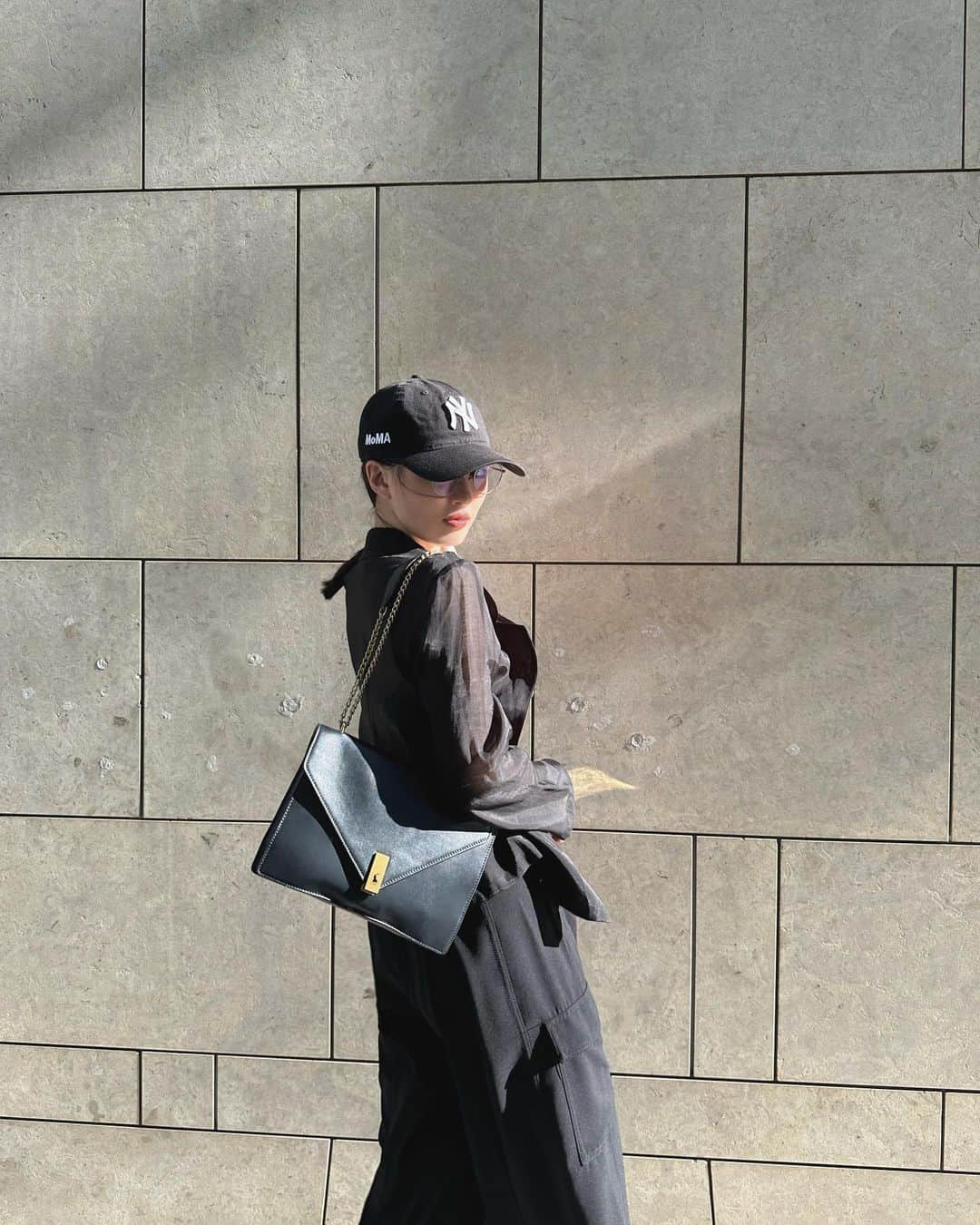 宮内理沙さんのインスタグラム写真 - (宮内理沙Instagram)「black outfit👗 気付いたら黒のアイテムを選んでる気がする、、 今年は特に暑くて日差しが痛いので長袖率も高いです☀️ シアージャケット形も綺麗で光沢感もあってお気に入り☺︎❤︎  キャップはこの前載せたハートのものとデザイン違いのものです🫶  #eimy #eimyistoire #blackoutfit  #SNSではかっこつけさせてください」8月16日 21時40分 - risa_miyauchi