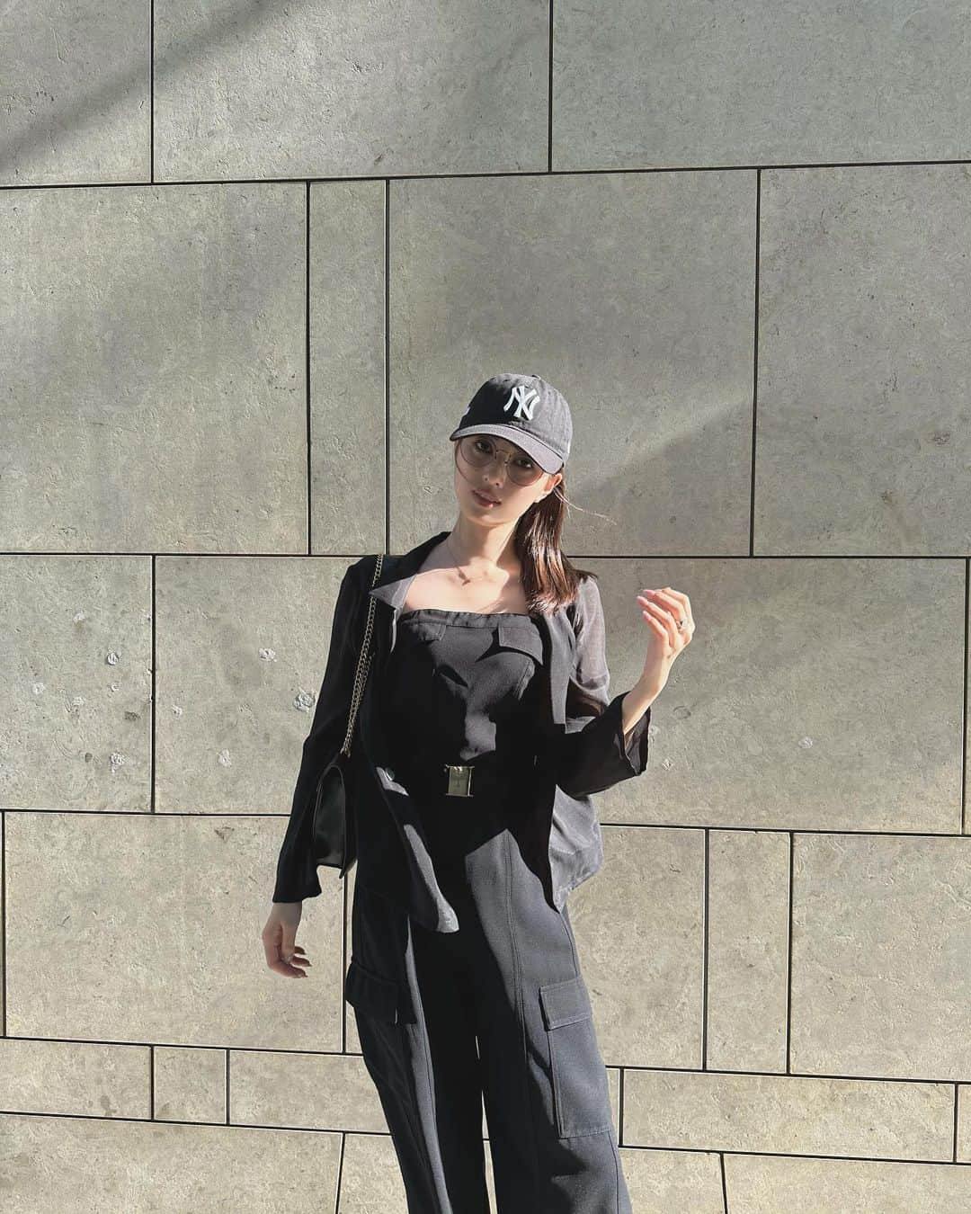 宮内理沙さんのインスタグラム写真 - (宮内理沙Instagram)「black outfit👗 気付いたら黒のアイテムを選んでる気がする、、 今年は特に暑くて日差しが痛いので長袖率も高いです☀️ シアージャケット形も綺麗で光沢感もあってお気に入り☺︎❤︎  キャップはこの前載せたハートのものとデザイン違いのものです🫶  #eimy #eimyistoire #blackoutfit  #SNSではかっこつけさせてください」8月16日 21時40分 - risa_miyauchi