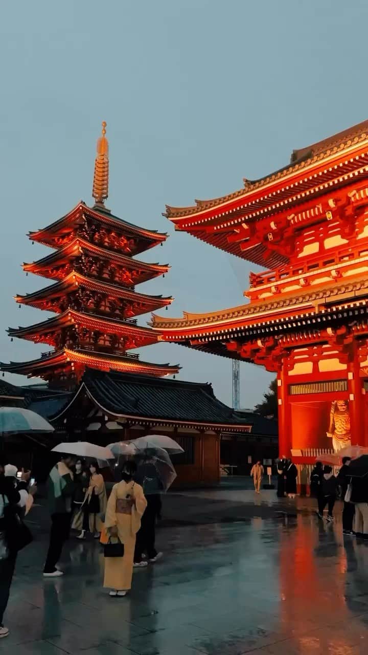 Promoting Tokyo Culture都庁文化振興部のインスタグラム：「Senso-ji Temple on a rainy day ☔️  One of Tokyo's most famous sightseeing spots, Senso-ji Temple has a history of nearly 1,500 years. While incredible on any day, the illuminated buildings reflecting on the wet ground are particularly beautiful.  -  雨の日の東京・浅草寺。 都内有数の観光地として知られる浅草寺は、創立から1,500年近い歴史を持ちます。 境内の建物が光に照らされ、路面に反射する様子が美しいですね。  #tokyoartsandculture 📸: @lukemcameron  #浅草 #asakusa #sensoji #sensojitemple #tokyotrip #tokyostreet #tokyophotography #tokyojapan  #tokyotokyo #culturetrip #explorejpn #japan_of_insta #japan_art_photography #japan_great_view #theculturetrip #japantrip #bestphoto_japan #thestreetphotographyhub  #nipponpic #japan_photo_now #tokyolife #discoverjapan #japanfocus #japanesestyle #unknownjapan #streetclassics #timeless_streets  #streetsnap #artphoto」