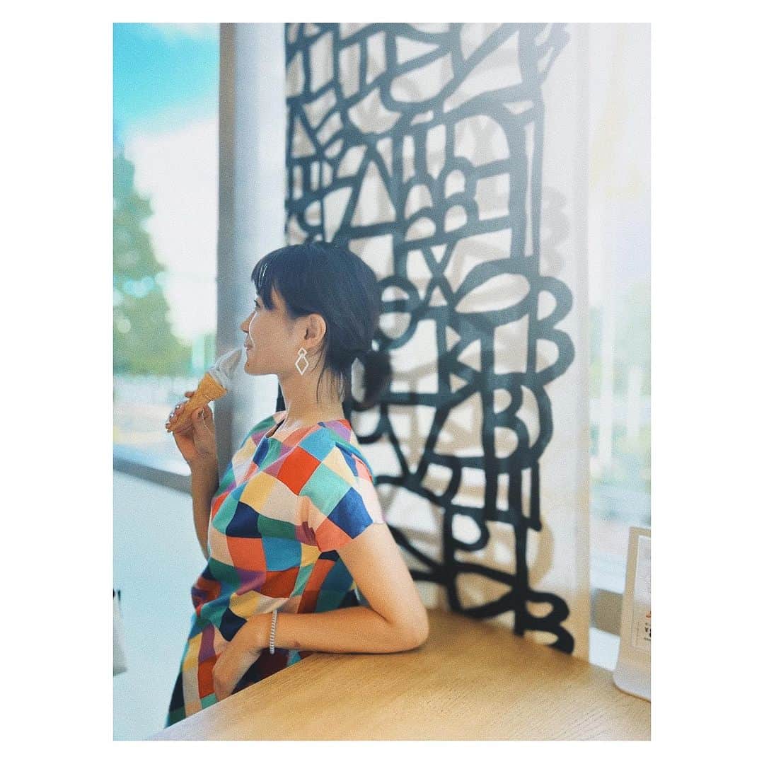 竹仲絵里さんのインスタグラム写真 - (竹仲絵里Instagram)「IKEAに行くときは、はぐれても見つけやすい服で行くと決めています。  #IKEA #イケア #ショッピングコーデ #ママコーデ #男の子ママ #ラムネアイス」8月16日 21時45分 - eri_takenaka