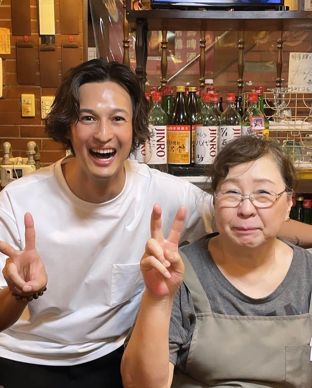 シュネルのインスタグラム：「東京の両親に新しいグループの報告してきました！  高校生から食べてきた変わらない味。 昔の仲間たちと一緒に思い出を語りながら楽しい時間を過ごしてきました！  応援してくれるみんなのためにもまだまだ頑張らなくちゃだな🔥  またみんなで食べに行きます！  小平にある『明月館』都内から少し遠いけど是非一度食べてみてね！」