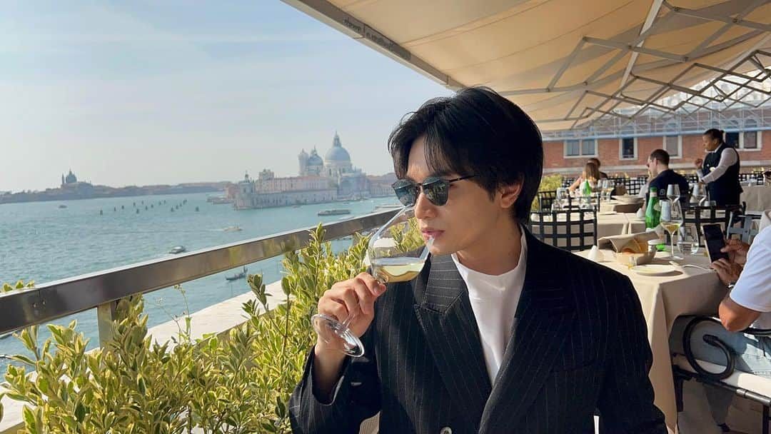 中島健人のインスタグラム：「in Venice  水の都に寄り道を。  たくさんの方の応援に 心から感謝^_^  #Concordia #撮影の合間に #AJ #Celeste #空が青く微笑む  Buongiorno, Italia! Kenty in Italy!  Had a chance to visit the City of Canals during the shoot…  Me: Oh Venice I’ve got a crush on you. You have me under your spell. Me, gone with the ‘Gondola’ the floating city definitely has my heart!   Grateful to all the followers for the love & support. Let me take me you on my journey we’re all in this together. Hello World! Here we come.  P.S. I want you to look at me the way I look at my ‘risotto’ lol!  Delizioso! Buono!」