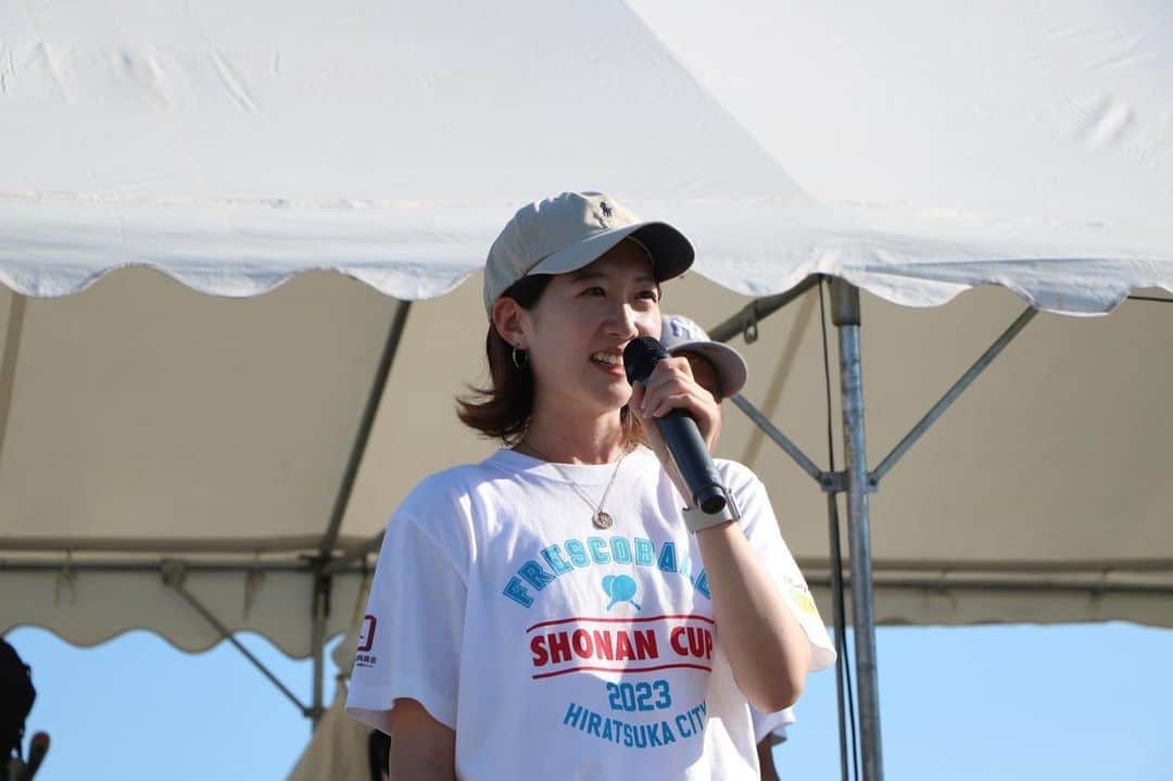 馬場奈々瀬のインスタグラム：「フレスコボールショウナンカップ -平塚- 2023  MCさせて頂きました😊 ありがとうございました！！ とっても楽しい時間でした✨  選手の皆さん、スタッフの皆様、暑い中本当にお疲れ様でした！  今回も選手の皆さん本当かっこよかったです✨ 暑い中のあの5分間に、それぞれのペアの色や音や想いが見える瞬間があってMCをしながらとても素敵な時間を頂いています✨  また皆様にお会いできる日を楽しみに私も頑張ります！  皆さんとのハイタッチ🤚楽しかったです😂😂  一日中外にいることは、なかなかないので、期間中ベットに入ったら一瞬で落ちてました😴w  まだまだ暑い日々が続きますが、 がんばばっていきましょう✌️  公式アンバサダーのジャスティス岩倉さんありがとうございました！！  ラジオ番組風 も楽しかったなぁ〜😂😂 幸せな時間でした！ "馬場奈々瀬のボンジーヤニッポン"  #フレスコボール #frescoball #ビーチスポーツ　#ビーチ」