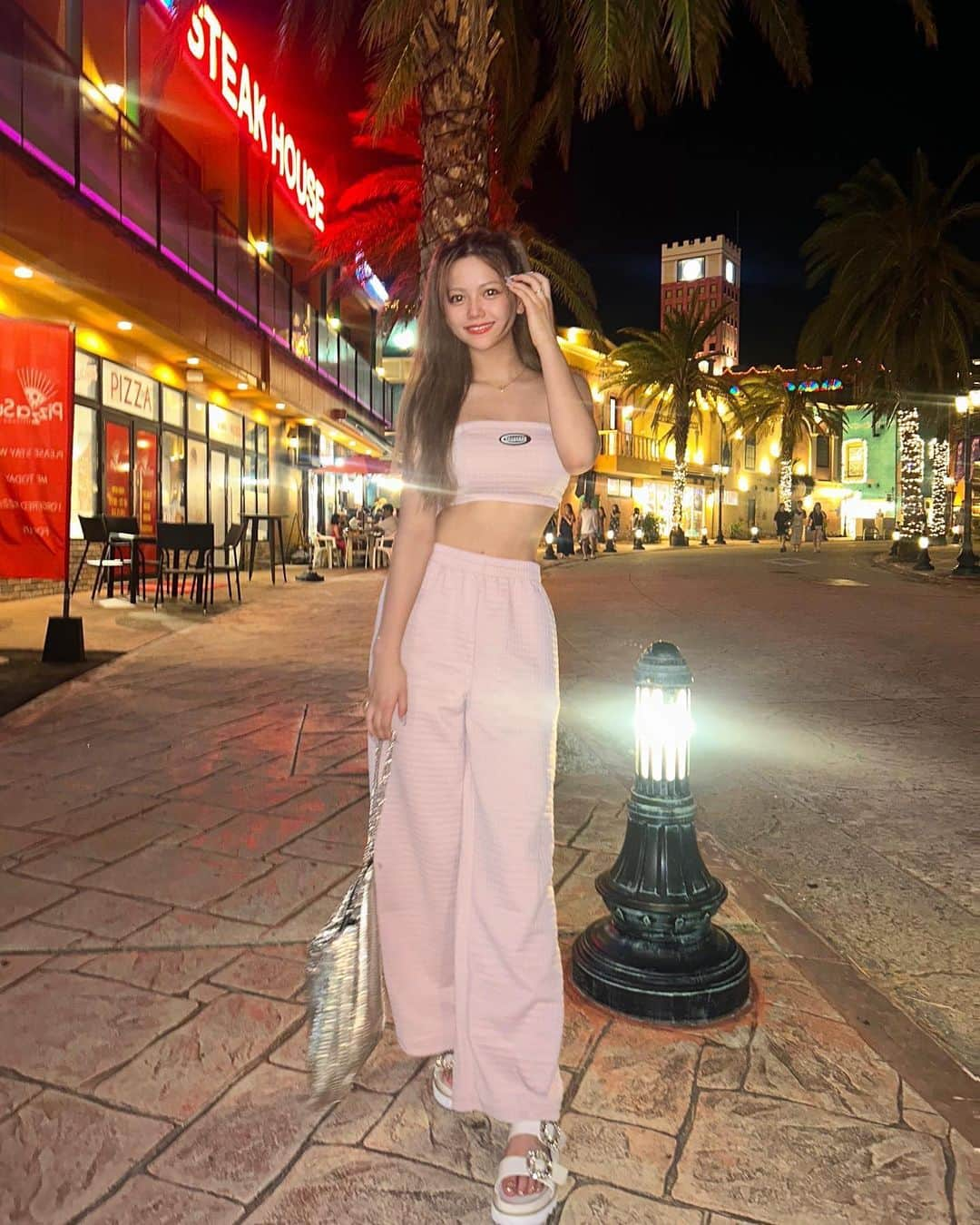 西川樹里のインスタグラム：「夜のアメリカンビレッジお散歩🌉  #okinawa #okinawatrip #americanvintage」