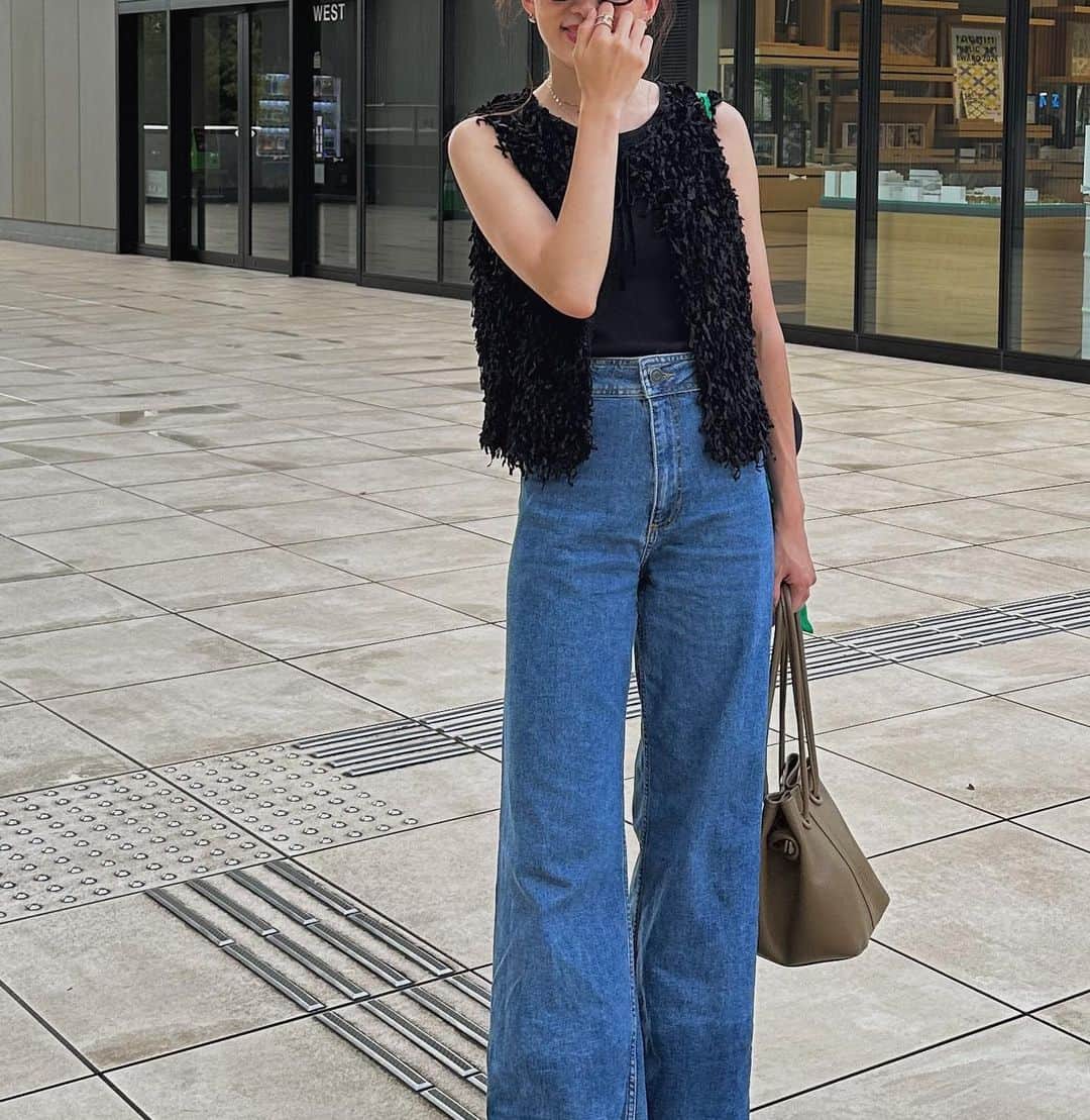 樽見麻緒のインスタグラム：「outfit. 夏でもデニム🩶👖 ママチャリ生活のおかげで、腕はしっかり日焼け💪🏾😂  #ootd#fashion#dayoff#outfitoftheday#momlife#mom#ママコーデ#ママファッション#男の子ママ#休日コーデ#デニムコーデ#デニム好き#夏コーデ」