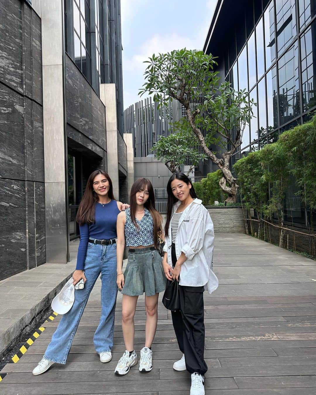 仲川遥香さんのインスタグラム写真 - (仲川遥香Instagram)「🫶🏻  #indonesia #jakarta #exjkt48 #ジャカルタ生活 #トリオ #仲川遥香」8月16日 21時56分 - haruuuu_chan