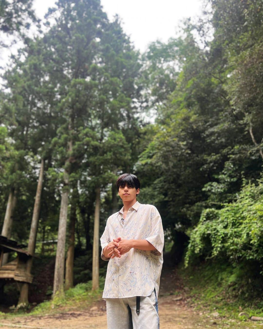 大城光さんのインスタグラム写真 - (大城光Instagram)「沢下りした時の俺🌳  誰か助けそうな感じが否めない😂  途中で目が青い可愛い猫ちゃんが急に現れ行くところについてきてくれたんだけどジブリかと思った😂  君、猫の恩返しとか出てたよね?  #マジプリ #大城光 #沢下り#川下り #キャニオニング  #三重県 #亀山  #xadventure  #Ztv #hikarugram  #猫のいる暮らし #猫の恩返し」8月16日 21時56分 - hikaru_oshiro0704