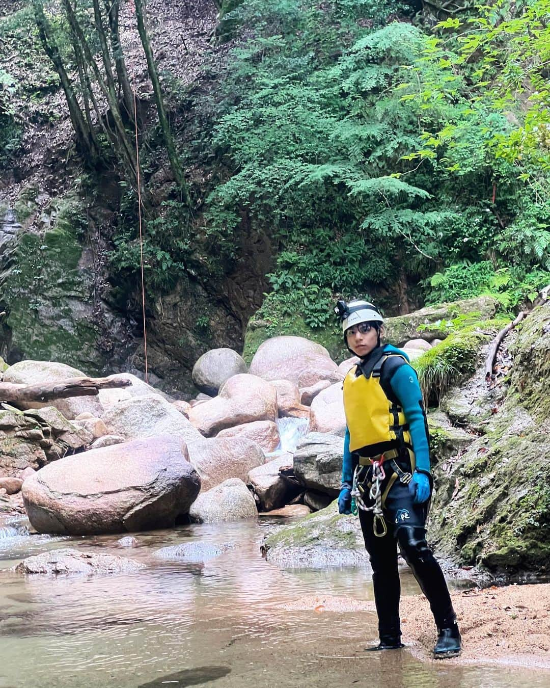 大城光さんのインスタグラム写真 - (大城光Instagram)「沢下りした時の俺🌳  誰か助けそうな感じが否めない😂  途中で目が青い可愛い猫ちゃんが急に現れ行くところについてきてくれたんだけどジブリかと思った😂  君、猫の恩返しとか出てたよね?  #マジプリ #大城光 #沢下り#川下り #キャニオニング  #三重県 #亀山  #xadventure  #Ztv #hikarugram  #猫のいる暮らし #猫の恩返し」8月16日 21時56分 - hikaru_oshiro0704