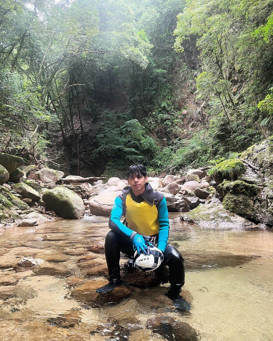 大城光さんのインスタグラム写真 - (大城光Instagram)「沢下りした時の俺🌳  誰か助けそうな感じが否めない😂  途中で目が青い可愛い猫ちゃんが急に現れ行くところについてきてくれたんだけどジブリかと思った😂  君、猫の恩返しとか出てたよね?  #マジプリ #大城光 #沢下り#川下り #キャニオニング  #三重県 #亀山  #xadventure  #Ztv #hikarugram  #猫のいる暮らし #猫の恩返し」8月16日 21時56分 - hikaru_oshiro0704