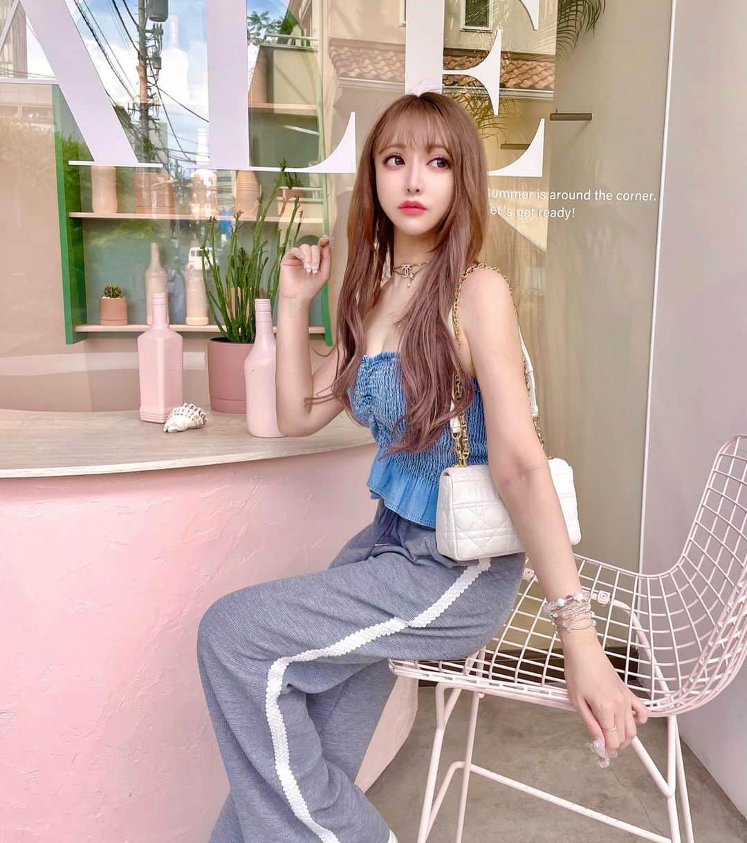 のインスタグラム：「最近ラフなコーデが好き🩷 ラフで安可愛なコーデでも、 小物にブランドとかちょこっと入れたら何となくラフ過ぎず、高見えするし良いと思っている💜 リーナのこのベアはおっぱい盛れるし色も形も可愛くてお気に入りなの💙💙💙 そして今日から【 @ageha.kitashinchi 】出勤の予定だったのに、まだ新幹線の中で、今日はどうやら出勤出来なさそう🥲 だったら家で寝てたかった🤦‍♀️ 最悪⤵️ 16時15分に東京駅から新幹線乗ってて、まだ京都あたり🚄 しかも、ここから新大阪着くまで今から70分くらい見込みって言われたハイ絶望‼ 今から1時間ちょいか。 何しよう… 車内販売もなくて飲み物も買えなくて結構限界なのだけど😶‍🌫️  #ootd#code#codenate#コーデ#全身コーデ#ラフコーデ#ベアトップ#riinacouture」
