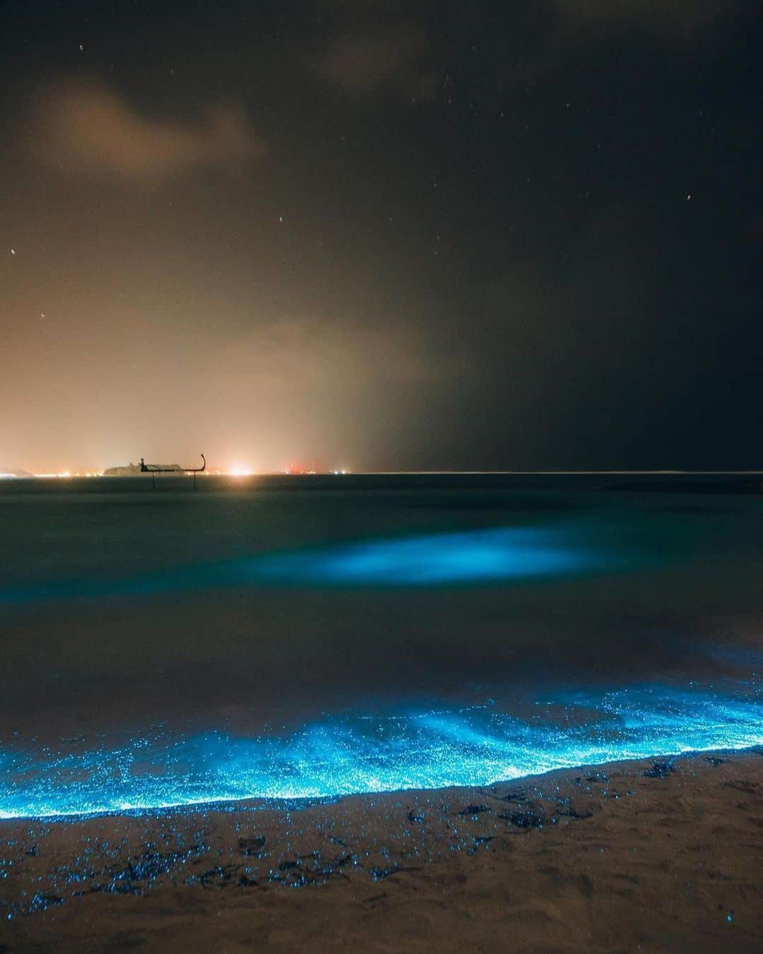 Discover Earthさんのインスタグラム写真 - (Discover EarthInstagram)「Unveiling the secret lightkeepers of the ocean 🌊✨ Can you believe these breathtaking bioluminescent displays are the work of tiny marine creatures? Swipe to witness the magic captured in every frame! 📸  📍Maldives  🇲🇻 #DiscoverMaldives with @nihthu」8月17日 3時30分 - discoverearth