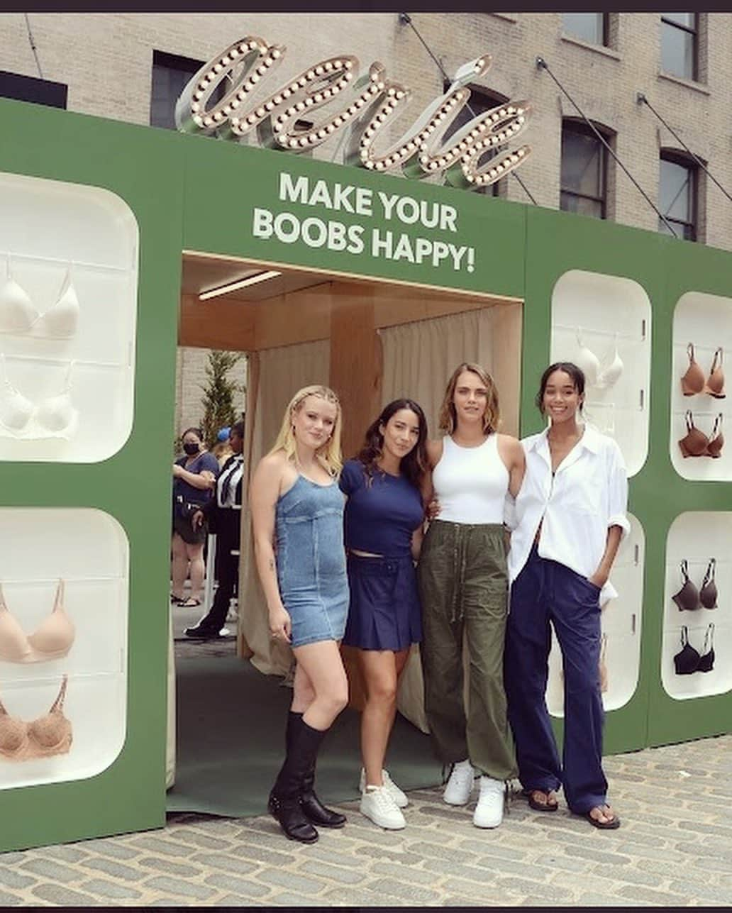 アリー・レイズマンさんのインスタグラム写真 - (アリー・レイズマンInstagram)「Had the best time with @aerie & friends at the aerie hidden gems market place 🤍🤍🤍🤍  #aeriepartner  #aeriereal」8月17日 3時30分 - alyraisman