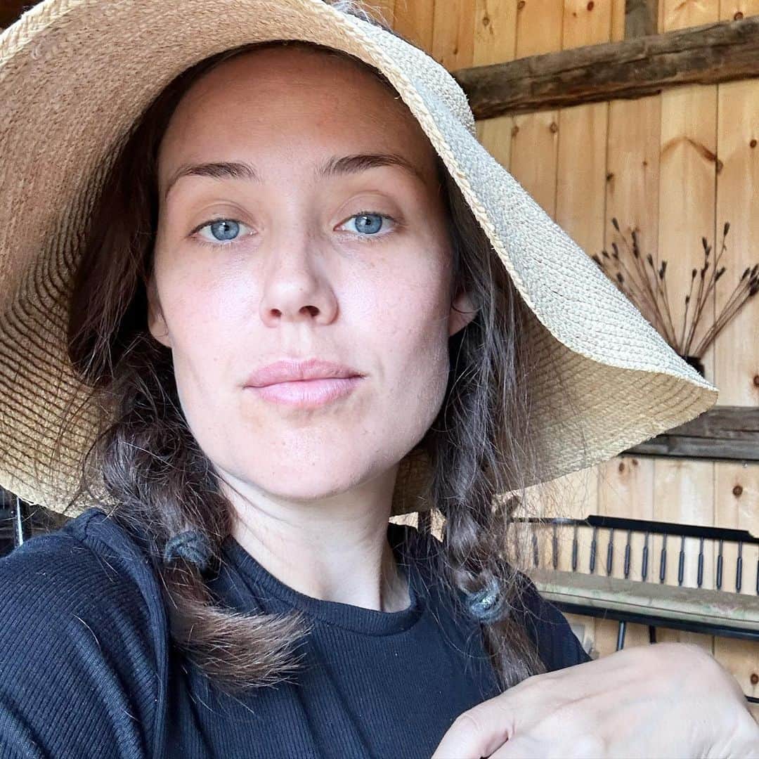メーガン・ブーンのインスタグラム：「A spider bit my lip and… really what this is about is that I can’t make myself write and am stalllllling.」