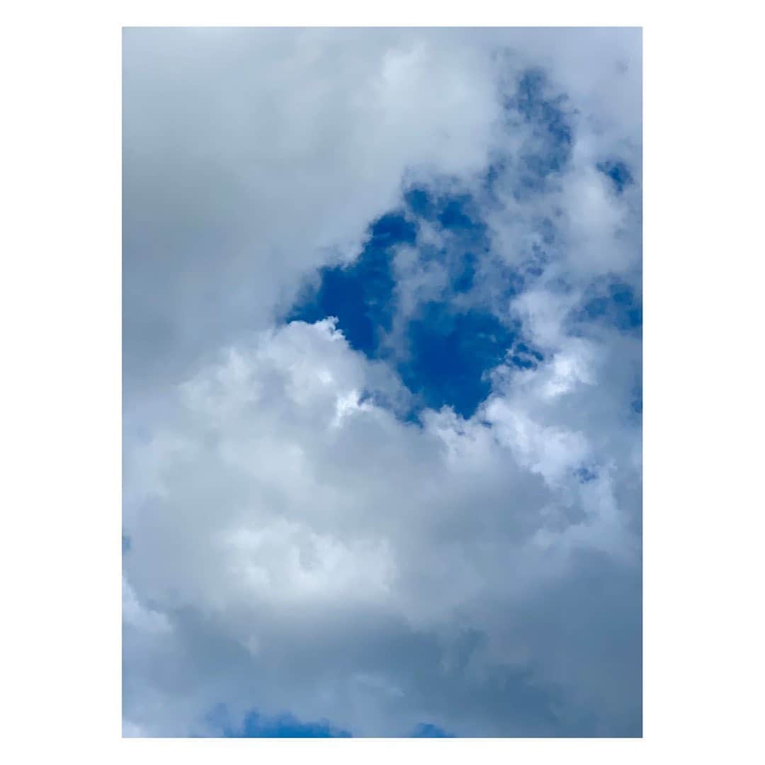 陽月華さんのインスタグラム写真 - (陽月華Instagram)「☆  なんやかんや日々の諸々をしていたら こんな時間になってしまったけれど 眠る前に記す。  今日 8月16日のある時の空。 雲が速く流れていて、雨が降ったり止んだりの天気の ある瞬間の空。  昨日8月15日も空を見上げた日でした。 78年前の1945年8月15日を思って。 2023年8月15日の台風の状況を思って。  空は繋がっていて ハワイの山火事を思い 戦地になっている国を思う。  昨日聞いたラジオ。 いまだにたくさんの方のご遺骨が家族のもとに帰れていないこと。 PTSDという認識が無かった当時。戦地から帰ってきた家族の、心の傷からくる行動を理解してあげることが出来なかった事を、いまだ悔やんでいる方がいること。 ああ…そうなんだ。そうだよな…そうか…。戦争は終わった、と言えない方たちがいるんだ。と思いました。 戦争が終わった。と言われても、生活は続き、悲しみは消えなくて、新たな恐怖があって、状況が急に変わっても、命があって、明日は来て、そして生活は続いていく。そして今日に繋がっている。そこに生きているわたし。  今日、78年前の8月16日を思っていました。 戦争は終わった、と言われた次の日。  空を見ると あの日、空を見上げた人たちと 少しだけ、少しでも、つながれるような気がして  意識的に 空を見上げた日でした。  #8月   #空」8月17日 3時29分 - hizukihana_official