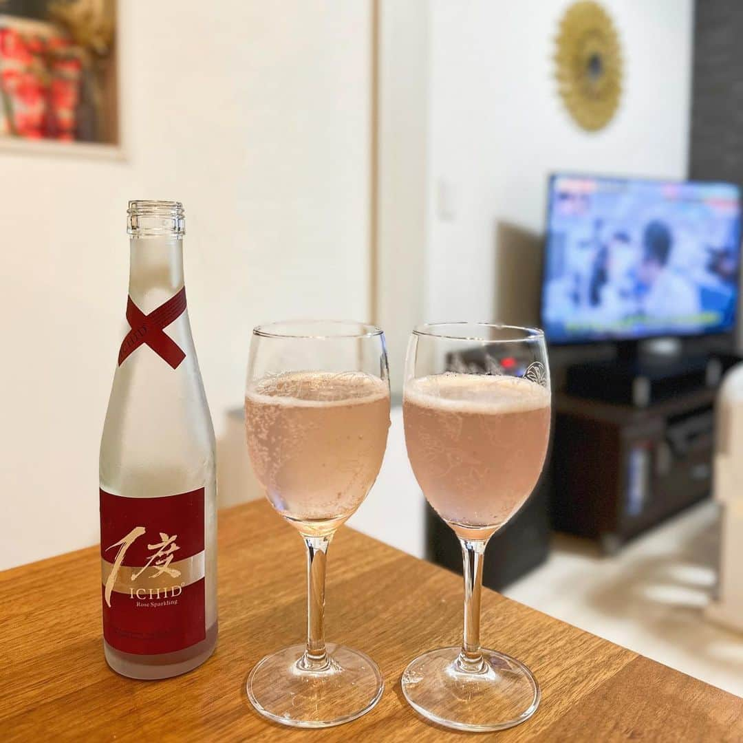 mimiさんのインスタグラム写真 - (mimiInstagram)「今夜はスパークリングで乾杯🥂  おもてなしセレクション金賞受賞した ICHID° Premium Sparkling Sake @ichido.1.do   きめ細やかな天然の泡と米の上品で優しい甘みのスパークリング✨ すっごく飲みやすくて美味しかった☺️🤍🤍  8月22日まで上野松坂屋でおもてなしセレクション開催中です☺️ 他にも素敵な商品ご紹介します♡  JAL国内線ファーストクラスの機内食に採用された事のあるお菓子✨ 安納芋・紫芋巴維 @kashi.watanabe  添加物・保存料不使用の素材そのもののおいしさを活かした芋餡のパイ😋  小作のひとさじ『井村醤油と玄米麹』 @kosaku_suginomizu  調味料としてもご飯のおかずとしても使える万能醤油麹😋 ご飯に乗せて食べても美味✨ 卵焼きの出汁として使ってもすごく美味しかった🥺❤️  アズスプレッド入浴剤 おふろにいれる。 @seed3421  香料、防腐剤、合成界面活性剤など一切不使用のノンケミカル入浴剤✨ お風呂に入れて浸かるだけで天然酵素が毛穴の奥の老廃物や古い角質までやさしく分解し、浸かるほどに肌本来の再生能力に近づけてくれるらしい🥹 ポンプ式で使いやすいのも良き♡  2023年8月9日（水）～22日（火） 場所 松坂屋上野店1Fイベントスペース (北口アーケード） 〒110-8503東京都台東区上野3丁目29番5号 ・ #おもてなしセレクション #omotenashi #omtenashiselection #プレミアムスパークリング #お取り寄せグルメ #ポップアップ #日本のおもてなし #麹 #発酵食品 #美容マニア #発酵美容 #農家と薬味小作 #醤油麹 #松坂屋 #上野松坂屋 #松坂屋上野店 #お酒好き」8月16日 22時04分 - chan.mi3