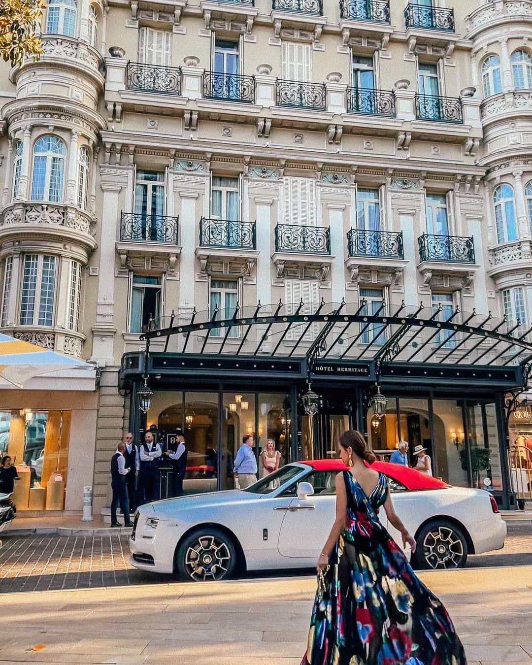 福井仁美のインスタグラム：「@hotelhermitagemc   こんなカッコしてても普通ってすごい国🔥 毎日おしゃれするのが楽しい夏のヨーロッパ。  日本は暑くて汗との戦いだけど こっちは、全く汗かかないから薄手のジャケットから、ほぼ裸みたいな洋服までなんでも楽しめちゃう。  #monaco #モナコ」