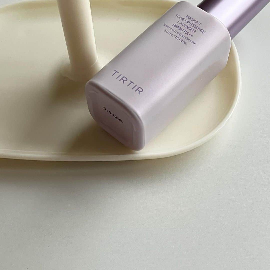 のインスタグラム：「. TIRTIRのファンデから追加の新作が発売! 私はくすみ肌にぴったりなLAVENDERに💜 パープルトーンの水分エッセンスで 自然に地肌をトーンアップできる✨ スキンケア.紫外線カットなど これ1本だけでファンデ代用になるから ベースメイクも楽になりそう🫶🏻 #TIRTIR#ティルティル#トーンアップエッセンス #化粧下地#カラーベース#カラーコレクション #パープルトーンアップ #トーンアップベース #メイクベース#instalike#instagood」