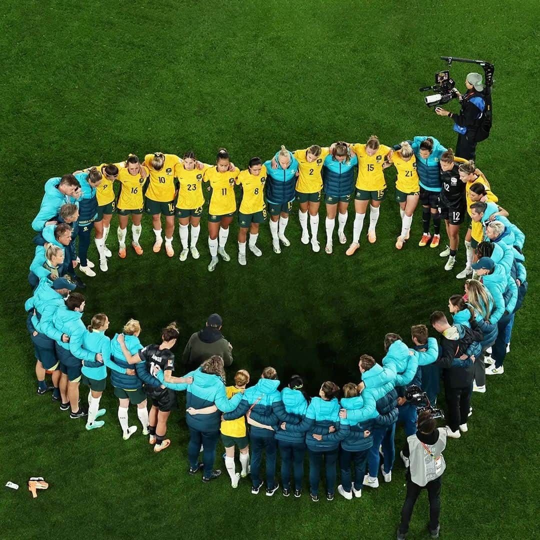 ティム・ケーヒルさんのインスタグラム写真 - (ティム・ケーヒルInstagram)「Very proud of the @matildas 💚💛   I've really enjoyed seeing the impact on and off the park they have made in Australia and I want to say thank you for inspiring the next generation of Australia. 🇦🇺   This is just the beginning and we still have one more game to go 💛💚」8月16日 22時08分 - tim_cahill