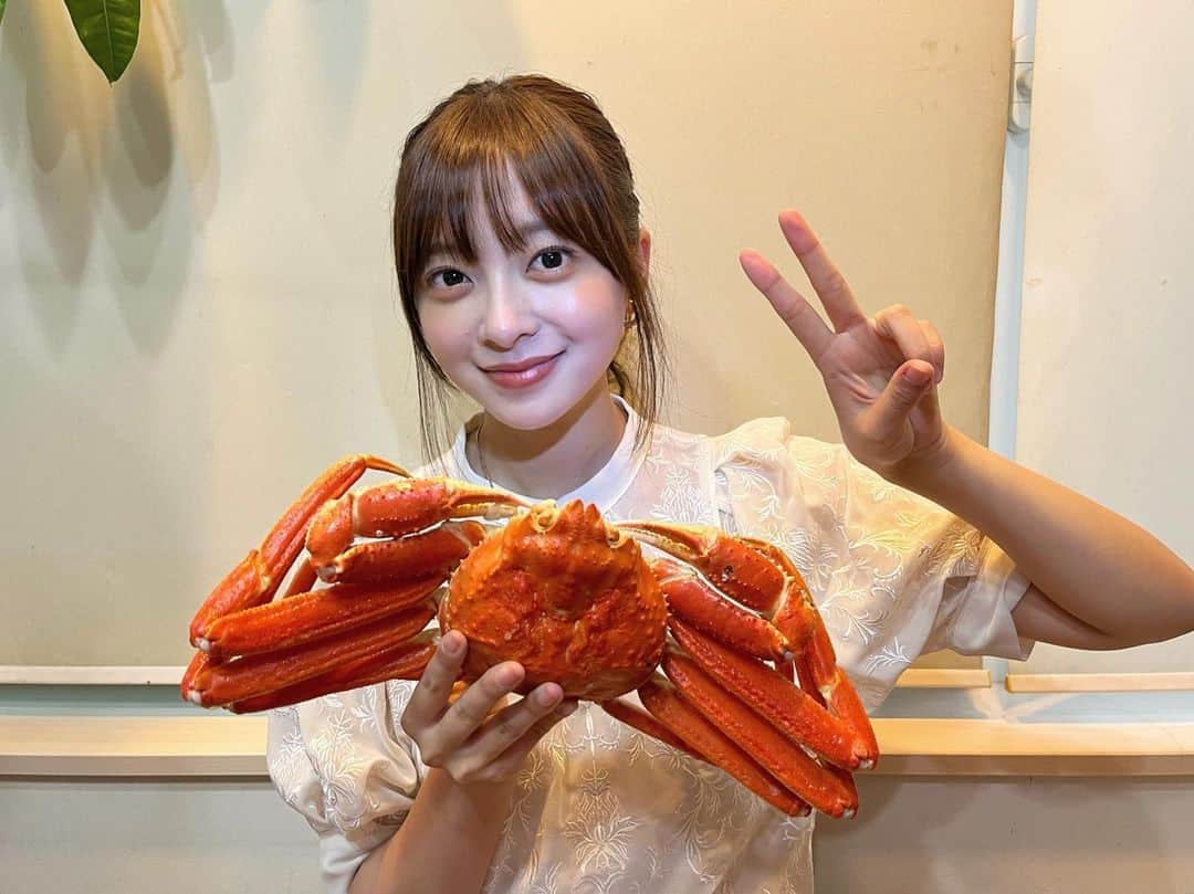 菊池柚花のインスタグラム：「. . . お盆で実家に帰ると、 大きな蟹が迎えてくれました🦀🫧 一口一口味わいながら、蟹味噌まで美味しくいただきました🙏🏻  家族みんなで囲む久しぶりの食卓、幸せな時間でした✨  私も一緒に蟹ポーズ🤭📸」