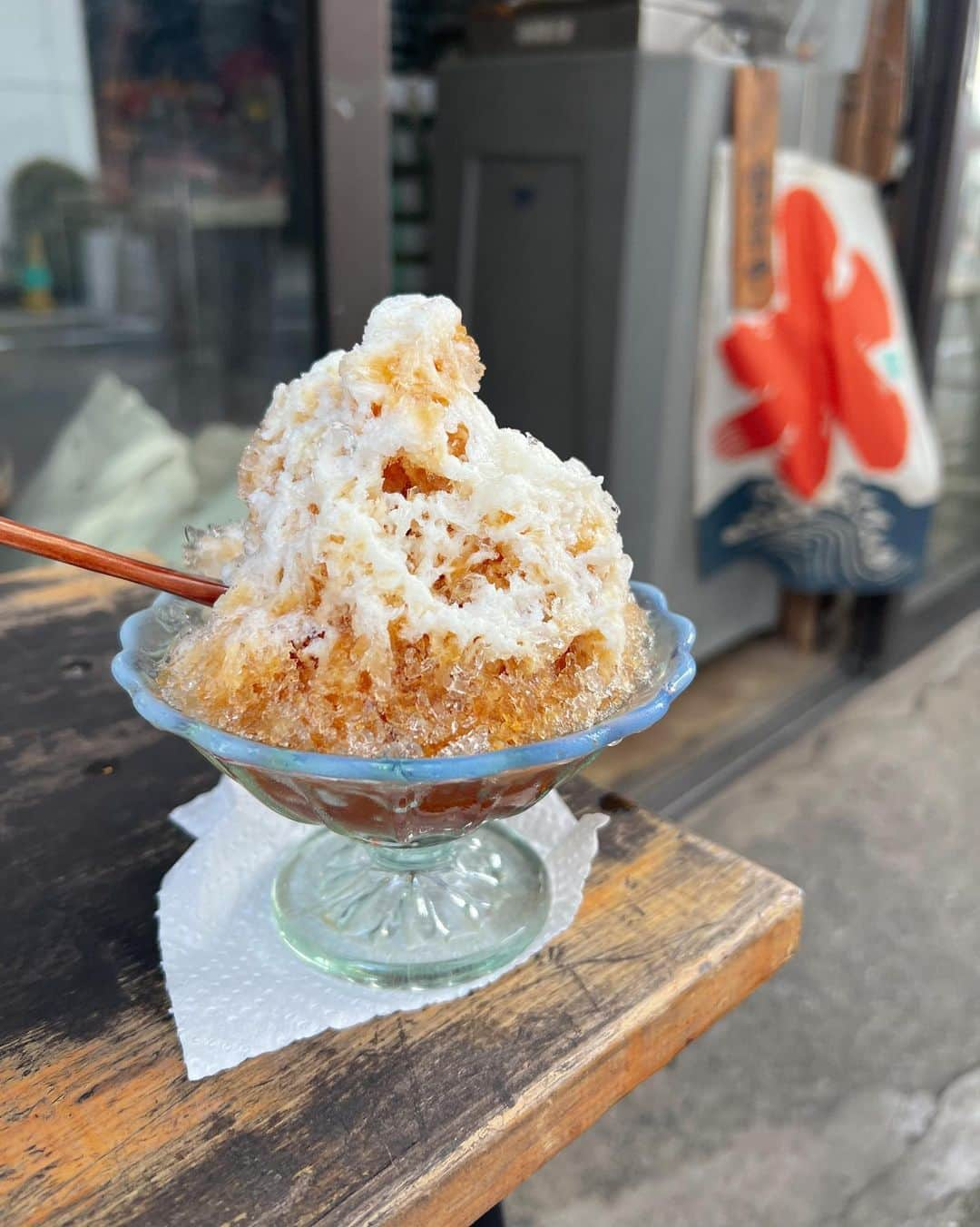 乙黒えりさんのインスタグラム写真 - (乙黒えりInstagram)「今日は三軒茶屋でかき氷🍧食べたよ〜！ バッグは　@hichan0204 & @donobanweb コラボ 子供と一緒にいると水筒やらタオルやらお菓子で荷物が多いのですが、内ポケットがたくさんあるとぐちゃぐちゃにならなくて機能的ですごく使いやすい！保冷ドリンクホルダー付きなのも、かなり好きなポイント❤️  今日のかき氷は　#氷石ばし　さん　ホッとする空間🏠お店のおばあちゃんが「小学生は300円引きだよー😊」って‼️ブルーハワイとコーラをそれぞれ300円で頼めてびっくり🫢美味しかった✨ 私はミルク紅茶にしたんだけど🫖それも美味しい😋 ティティも一緒に行って外で食べたんだけど、ワンちゃんにもあげるってちょっとかき氷(シロップなし)もくださいました🐶なんと優しいお心遣い🤍ほっこり🤍 超おすすめです！ みんなも是非行ってみてね！ #三軒茶屋#氷工房石ばし #ママバッグ#ママファッション#お散歩#子連れお出かけバッグ#大きめのバッグ」8月16日 22時12分 - ellyotoguro