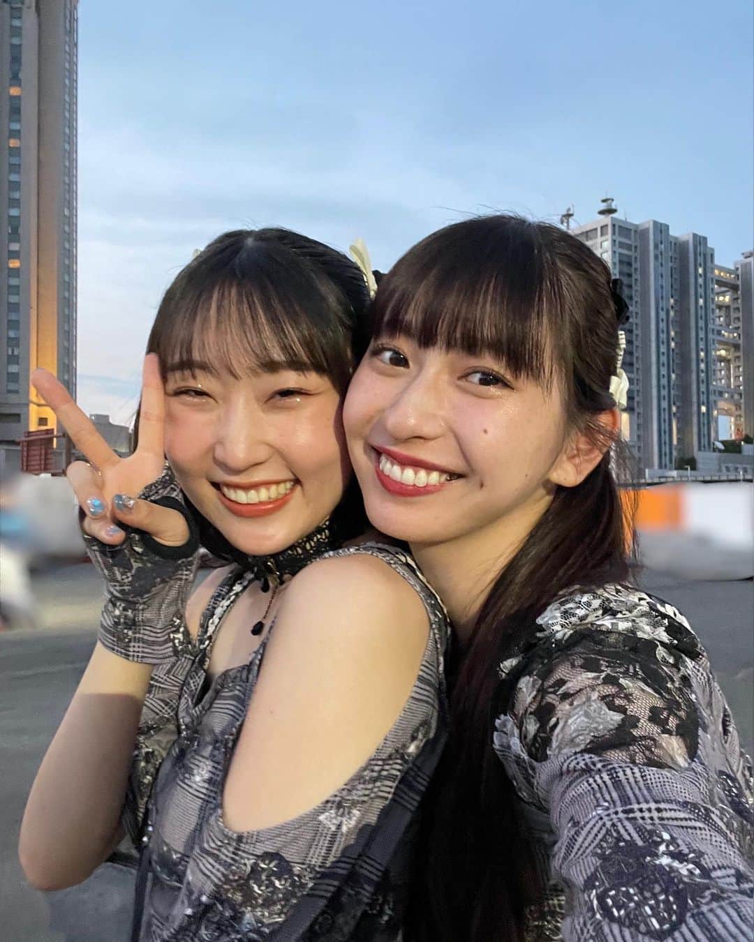 段原瑠々のインスタグラム：「💚  だーいすきです😊  植村さんの隣にいるのが好き    まだもう少し、 いやこの先もまだまだよろしくお願いします！      #juicejuice #リーダー #植村あかり さん #サブリーダー #段原瑠々 #るるあーりー」