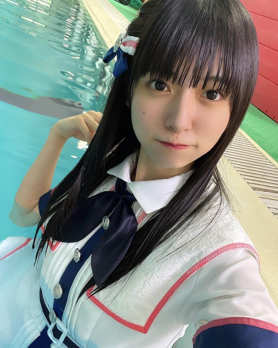 橋本美桜のインスタグラム：「これは自分の番が終わって集合の撮影が始まるまで寒さに耐えるハシモト。⁡ ⁡ ⁡ ⁡ #アイドル #IDOL #偶像 #パッツン前髪 #ロングヘア  #黒髪 #黒髪ロング #黒髪ストレート #ストレートヘア #編み込みアレンジ #ナチュラルメイク #夏 #衣装  #アイドル衣装  #プール #アー写 #ootd」