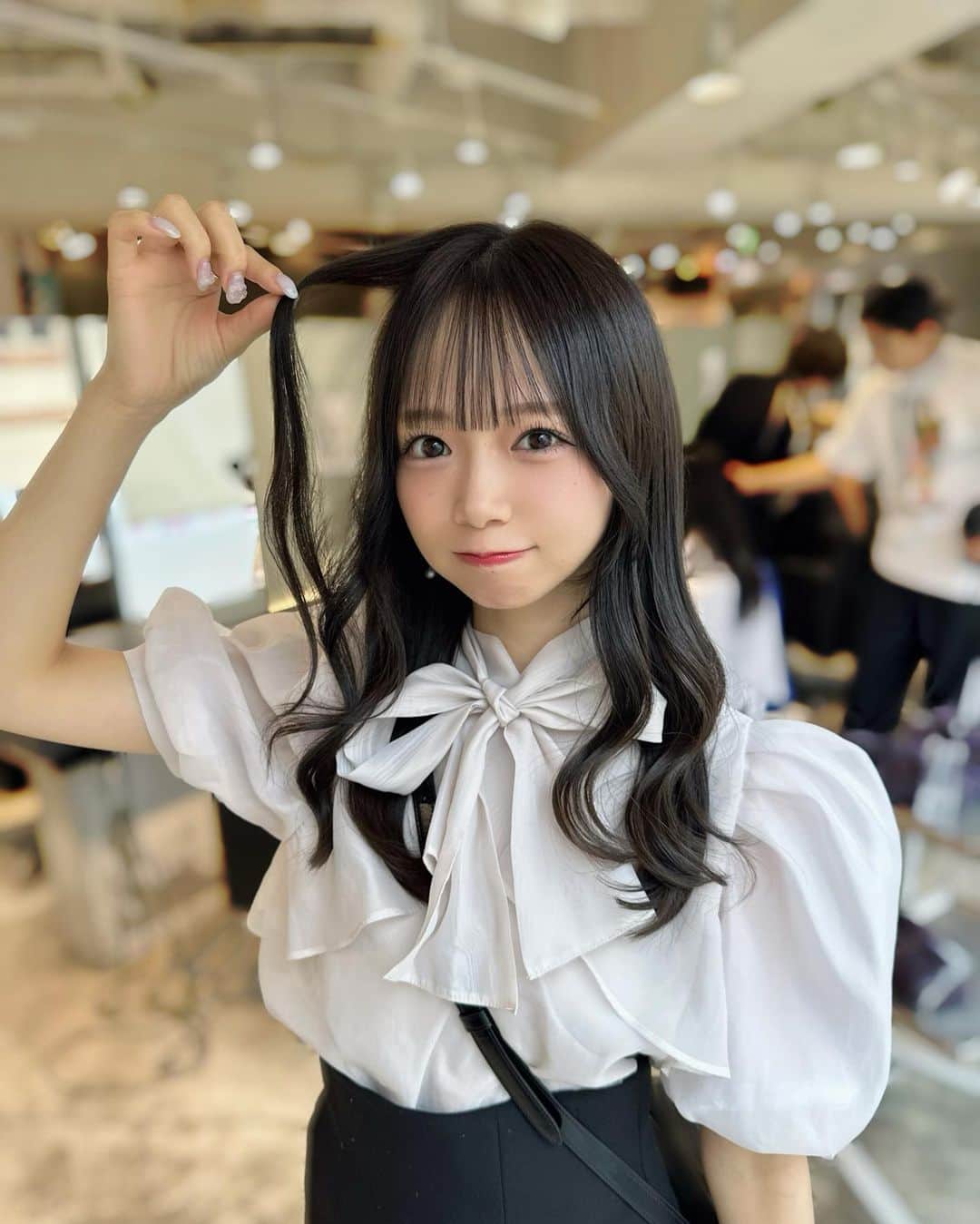 畑美紗起のインスタグラム：「暗めのヘアカラー似合ってる？🖤 わたし髪色何色が似合いそう？🤭💭  ブリーチとかして明るいミルクティーとか やってみたいんだけど、ケア大変だからやらないと思うけど…  そして安定のぱっつんにカットしてもらったよ🙌🏻 @welly_hayami   清楚に生まれ変わり👶🏻🎀  #畑美紗起 #ヘア #美容院 #ヘアカラー #前髪 #前髪カット #ぱっつん #シースルーバング #髪型 #髪型アレンジ #ヘアセット #ヘアアレンジ #渋谷美容室 #hair #instagood #shooting #me #hairfashion #japanese #japanesegirl」