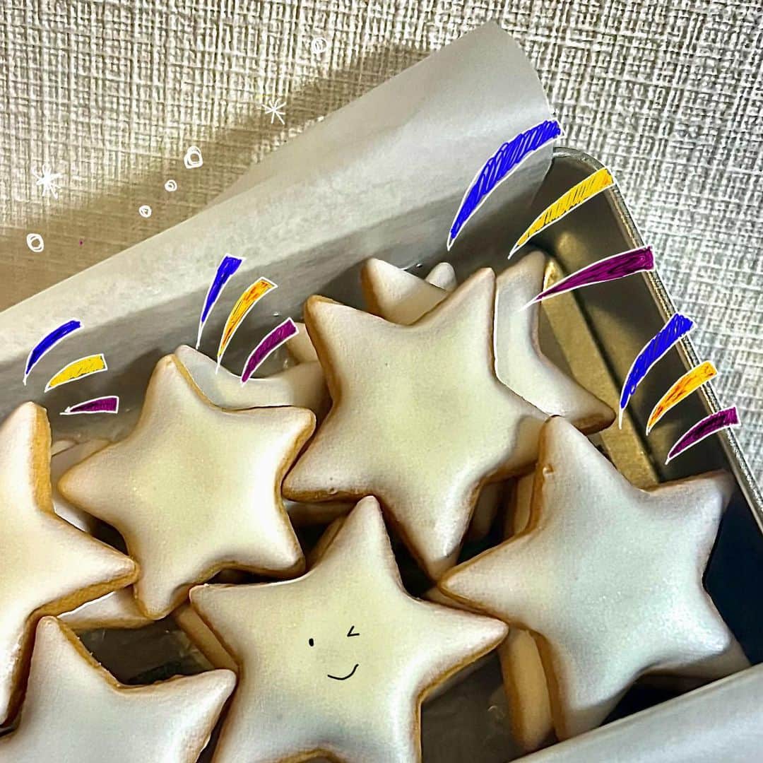 金城成美のインスタグラム：「たべものぱらだいす  #1枚目からご紹介いたしまーすと #スタッフさんからいただいた星形クッキー🍪 #差し入れでいただいた最近流行りのトリュフパン #キムタクが食べてたらしい #立川イベントのおべんとう #母ちゃんが作った美しくおいしいせかいいちのごはん」
