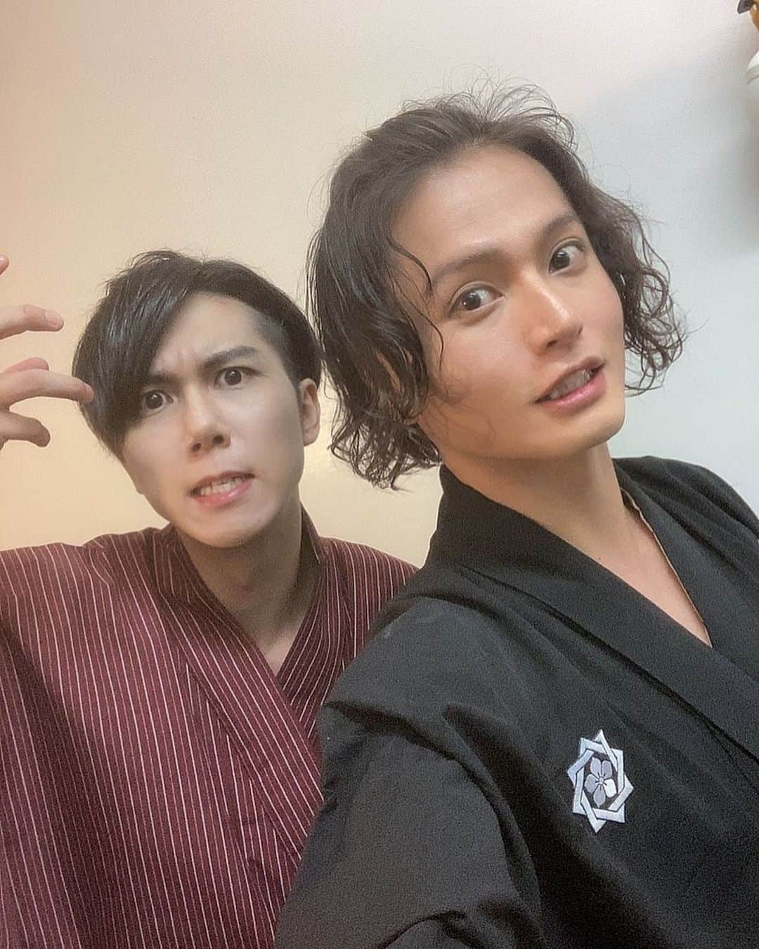 友常勇気さんのインスタグラム写真 - (友常勇気Instagram)「#蒼天の宴 #龍 初日無事に終了致しました😄✨✨ ご来場誠にありがとございます🤗🎊🎊 幕が開きホッとしてます🥺 明日からもバシッと龍馬を演じて行きますので、何卒よろしくお願いします☺️❕ 兎にも角にも…風呂入って寝ます🤣 お休みなさい😪💤🌙 写真は、 慎太郎と長次郎とパシャリ🤗 #友常勇気 #坂本龍馬 #初日 #ご来場ありがとうございました  #明日 #やったるで  #和泉學人 #藤原薫」8月16日 22時25分 - yuki_tomotsune