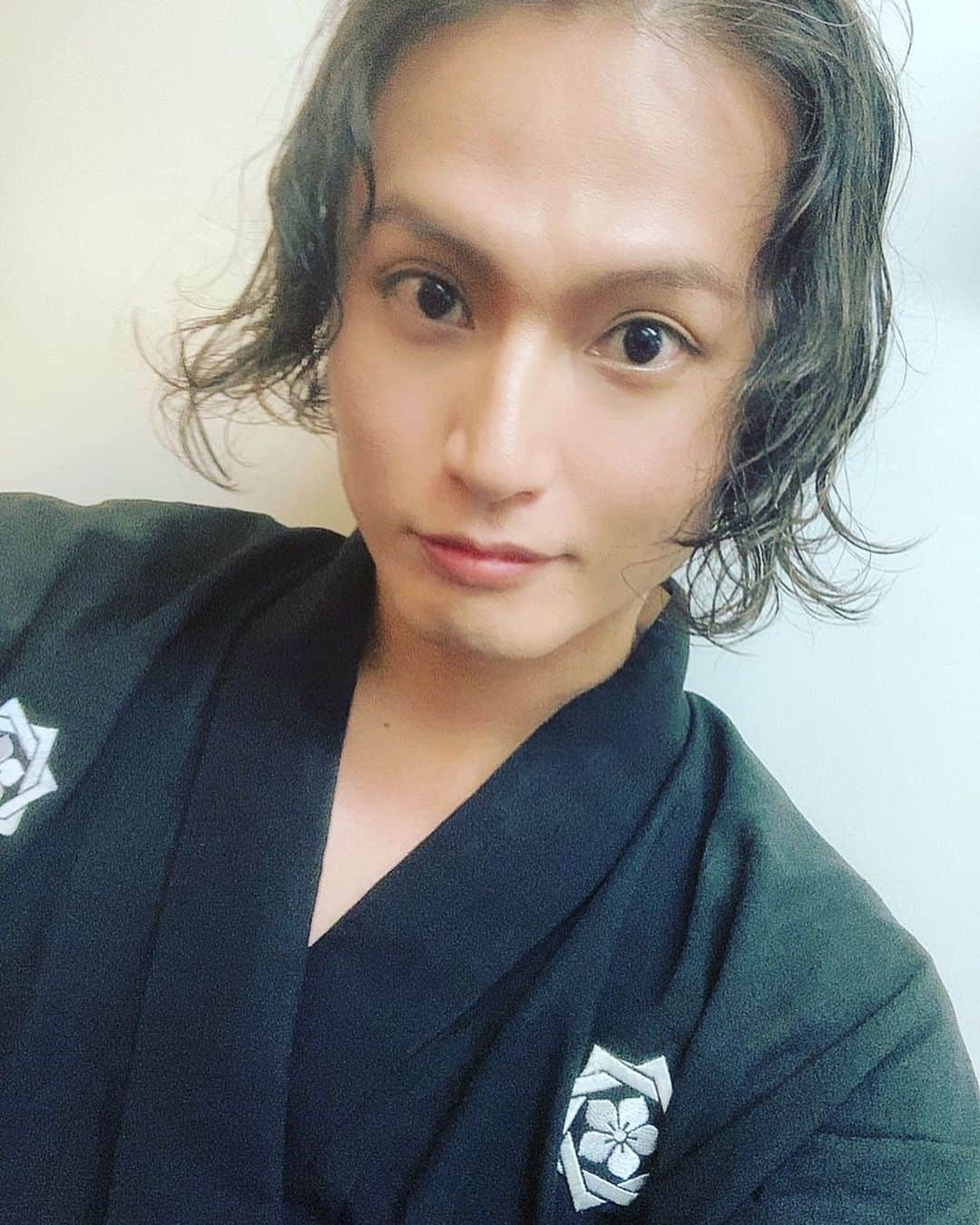 友常勇気のインスタグラム：「#蒼天の宴 #龍 初日無事に終了致しました😄✨✨ ご来場誠にありがとございます🤗🎊🎊 幕が開きホッとしてます🥺 明日からもバシッと龍馬を演じて行きますので、何卒よろしくお願いします☺️❕ 兎にも角にも…風呂入って寝ます🤣 お休みなさい😪💤🌙 写真は、 慎太郎と長次郎とパシャリ🤗 #友常勇気 #坂本龍馬 #初日 #ご来場ありがとうございました  #明日 #やったるで  #和泉學人 #藤原薫」