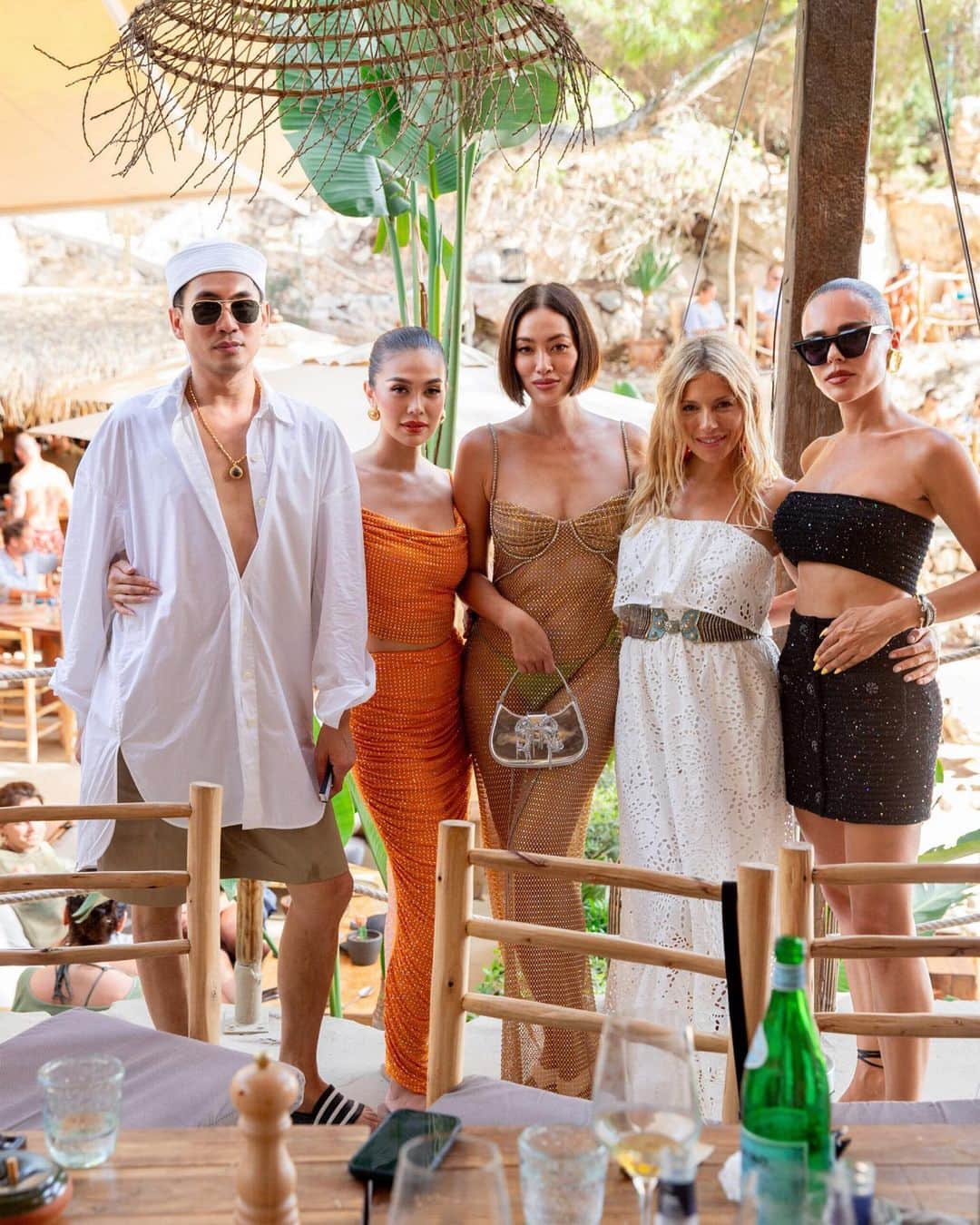 SELF PORTRAITさんのインスタグラム写真 - (SELF PORTRAITInstagram)「Han Chong and Sienna Miller gather friends and family for a summer lunch in Ibiza.   Photo by @distilledpaper_」8月16日 22時33分 - mrselfportrait