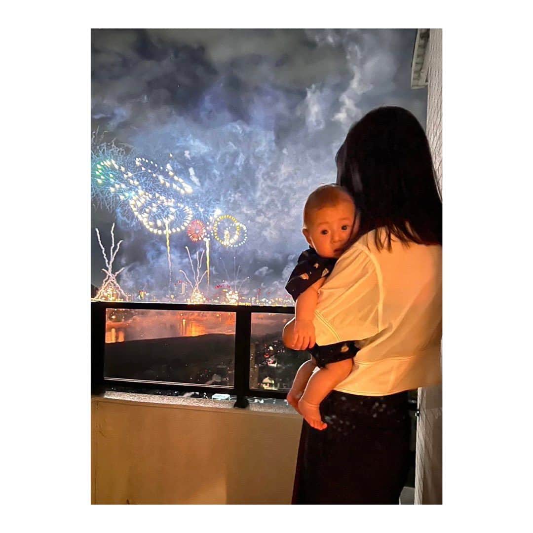 鈴木あすなのインスタグラム：「. . . 岐阜に引越してきて、ようやく見ることができた念願の長良川花火大会。  涙が出るくらい本当に本当に綺麗だった。 感動しっぱなし。あっという間の1時間... 動画はフィナーレです。  この夏最高の思い出が出来たなあ。  私も娘も素敵な友人たちに恵まれていて本当に感謝🥲💓  #長良川花火大会 #夏の思い出」