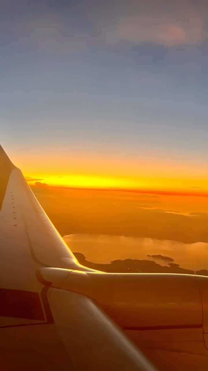 珠久美穂子のインスタグラム：「OSAKA⇔HOKKAIDO✈️  飛行機は必ず窓際✈️ 何時間でも見てられるわ✨✨ その時にしか 見る事が出来ない景色に出会えるから ずーっと空を見てる😆  写真や動画 今回も撮りすぎた😁  #北海道 #伊丹空港 #飛行機 #夏休み #airplane  #airport #hokkaido」