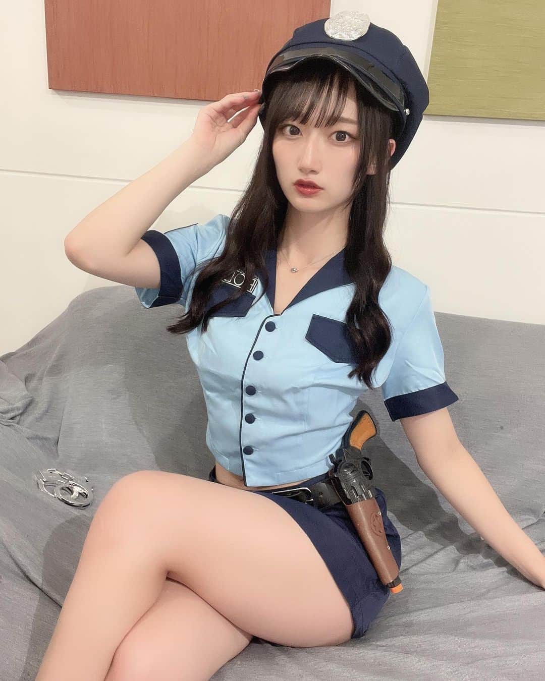 信野樹奈のインスタグラム：「ぽりす！  #アイドル #idol #コスプレ #ポリス #北海道 #japan #脚 #黒髪」