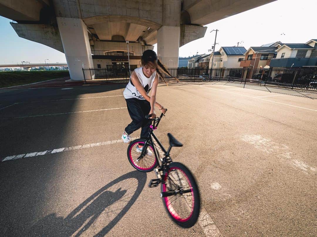 のインスタグラム：「久しぶりに、頑張ってる若手達とRIDE ON☀️  @seima_pink  XX FRAME 超COOLに組み上げてました👌  @anri_shuma  も、しばらく見て無い間にバッチリ成長👌  #aresbikes  #bmx #flatland #freestylebmx #street #girlsbmx #rideon #lumixjapan #lumix #photooftheday  #photographer  #dvsshoes  #madbunny #ug」
