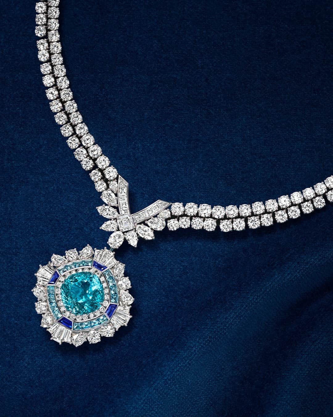ハリー・ウィンストンのインスタグラム：「Sapphires, aquamarines, and diamonds spotlight a magnificent Paraiba Tourmaline center stone in this breathtaking high jewelry necklace. The jewel is a contemporary ode to the fabled Idol’s Eye stone, which was discovered in India in 1600 and famously acquired by Mr. Winston in 1946. Tap the link in bio to learn more about our founder’s brilliant royal legacy. #WinstonHighJewelry #HarryWinston」
