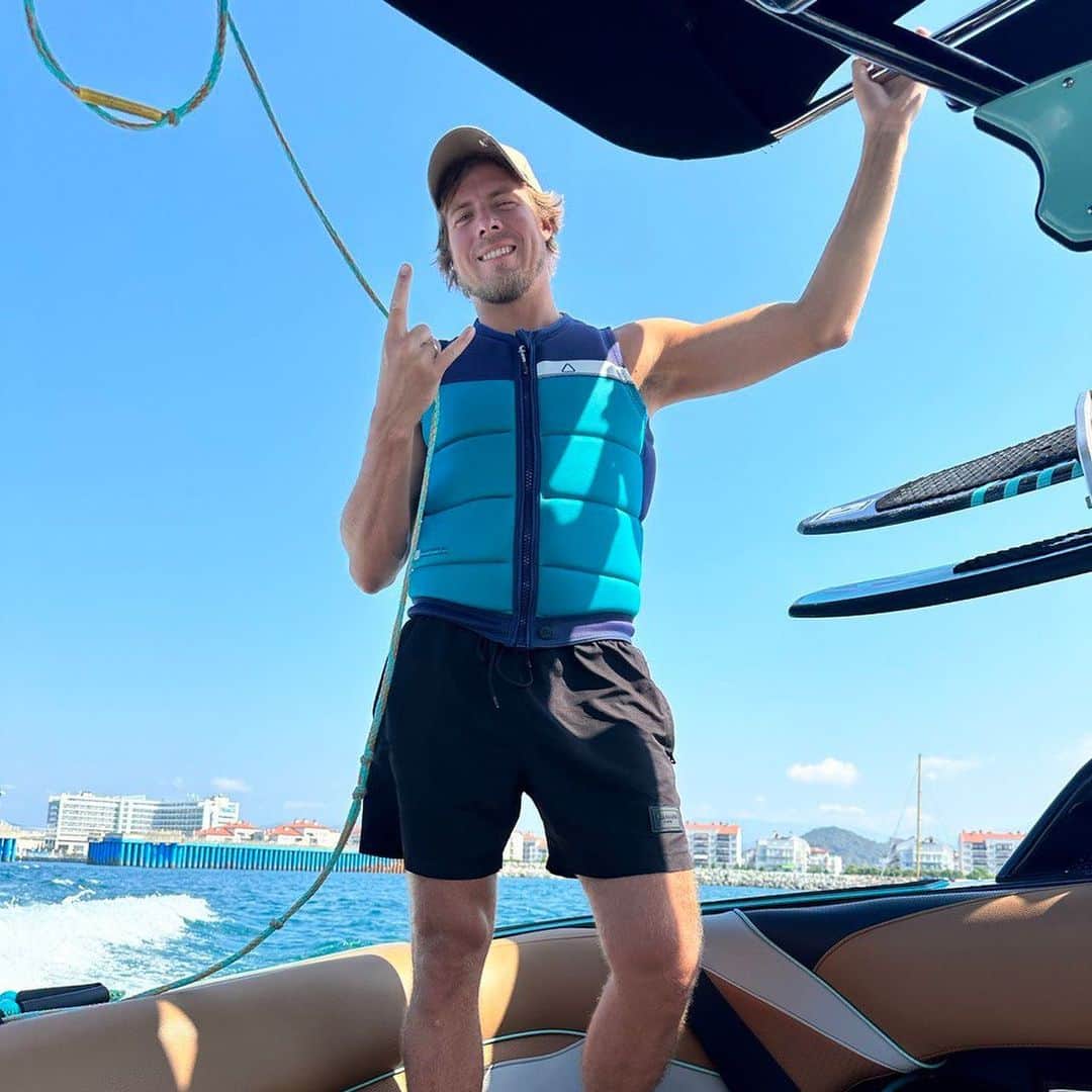 ニキータ・カツァラポフのインスタグラム：「Что-то на летнем 🌊 что-то на счастливом 🏄‍♂️」