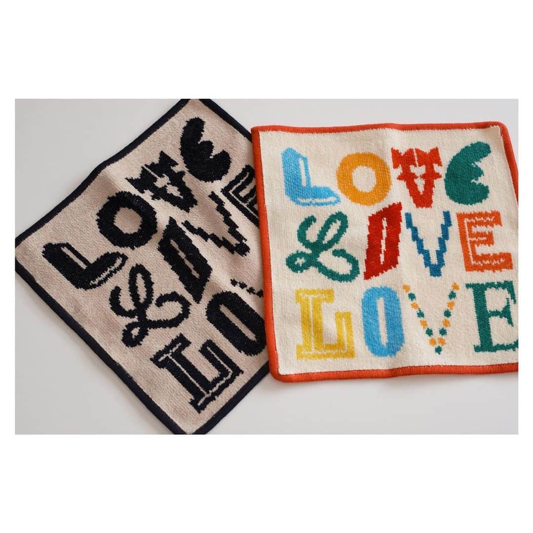 のインスタグラム：「“LOVE LOVE LOVE”  Coming Sooon! 8/23 OUT😉  去年の7月くらいから動き出した第２弾コラボが気づけば来週8/23から発売となります。約１年がかりのプロジェクトだったから発売する時にはクリエイティブの気分が変わってしまっているのではないかと思ったりもしたけど、１年経った今でも可愛いと思えててホッ😌笑　  打合せの時はまだ世の中はマスク時代で明るいニュースもあまりなかったから、シンプルに愛に溢れたポジティブなコレクションにしようとなって未来を想像しつつデザインを進めました😷✍️ 超ストレートな球を投げたのでぜひど真ん中でキャッチしてもらえたら嬉しいです⚾️  あと今回タイポグラフィデザイン２種類は、フェイラーさんには珍しいモノトーン配色を提案しました！採用されて良かった😂 普段僕もフェイラーさんもカラフルなデザインが多いけど、色数を絞ったシックな仕上がりで個人的にはお気に入りなのでオススメです😌🖤🤍でも、このレトロカラーのもオススメ🥹w  モノトーンデザインは、下記の店舗のみでの販売となりますのでご注意ください😮😮😮 🔻🔻🔻 『公式オンライン・フェイラー銀座本店・フェイラー天神地下街店・髙島屋大阪フェイラーショップ』  #FEILER #フェイラー #shogosekine」