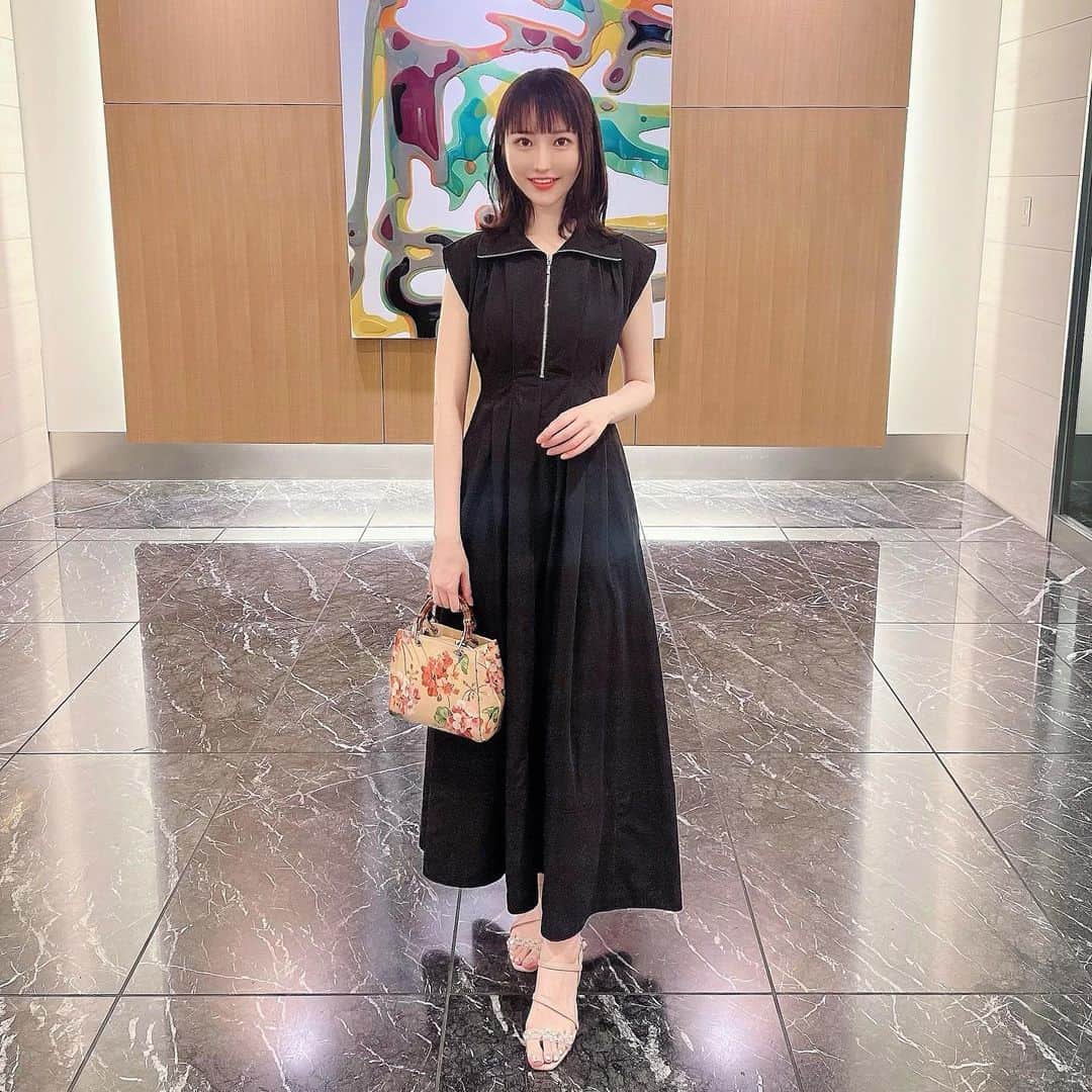 Machikoのインスタグラム：「ブラックワンピース🖤  👗 @cocodeal_official #cocodeal #ココディール 👡 @bridget_birkin #bridgetbirkin #ブリジットバーキン」