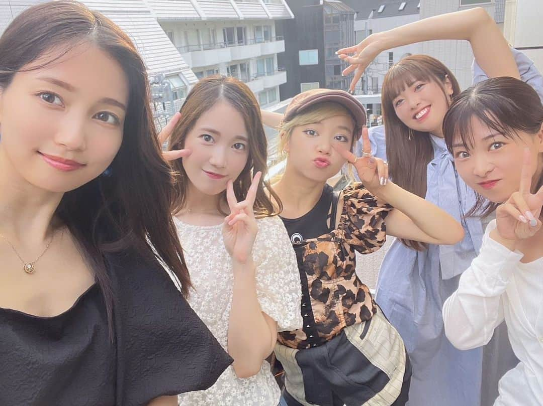 野田真実のインスタグラム：「． ． ． 今日はさんみゅ〜5人で集まりました！ めちゃくちゃ久しぶり🤭 あの頃と変わらずみんなで喋ってのんびりして楽しかった！ たまたま外見たタイミングで虹も出てていい事あるね〜って話しもして。 みんな大人になったけど、5人でいると相変わらずでした！ みんなでライブ映像みたりした🤣 ． また集まろうねん！ ． ．  #さんみゅ〜」