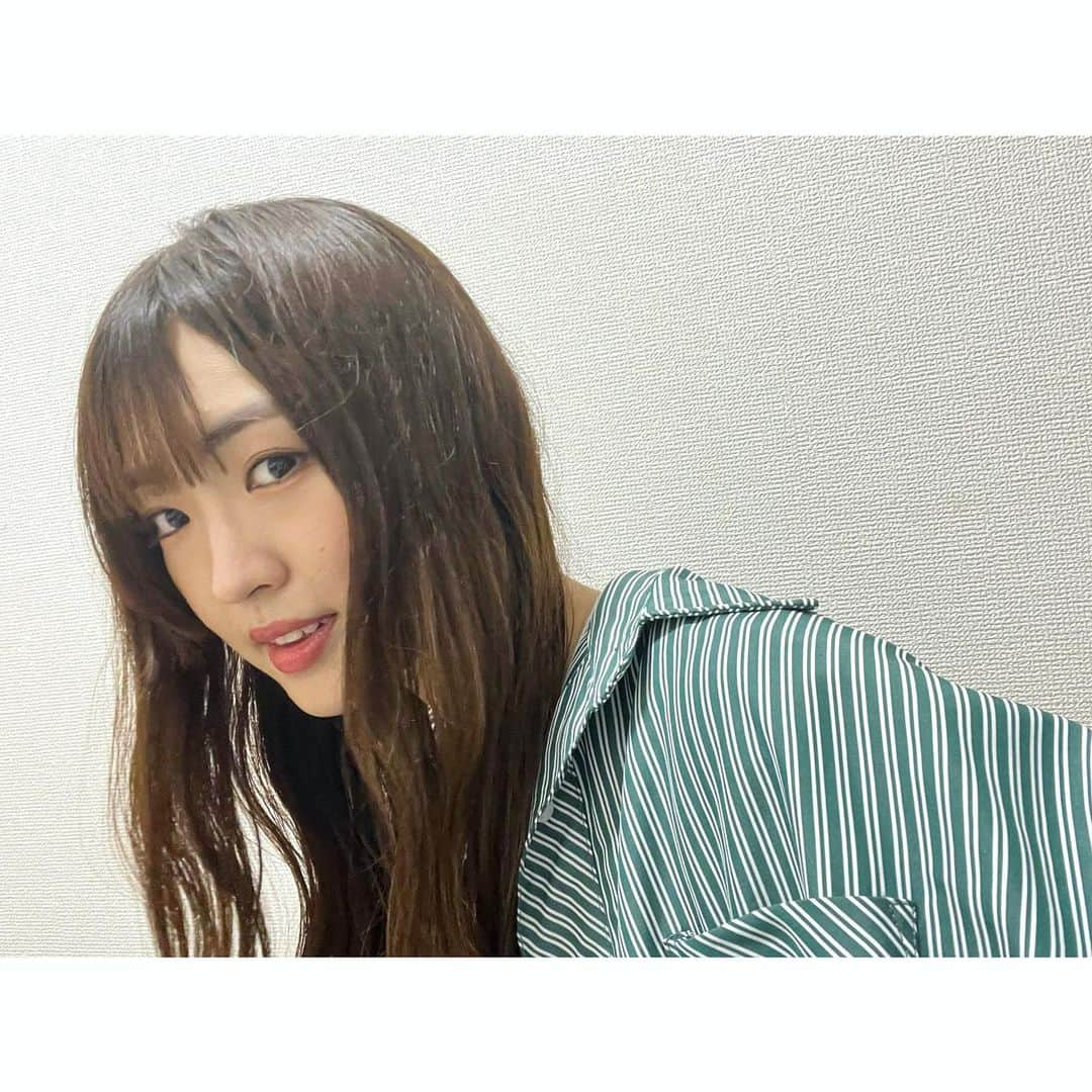 春名真依のインスタグラム：「＊ ゆらゆらと🍃  #green #stripe #shirt  もうすぐで皆さんと会える機会がいろいろと来るので楽しみです！」