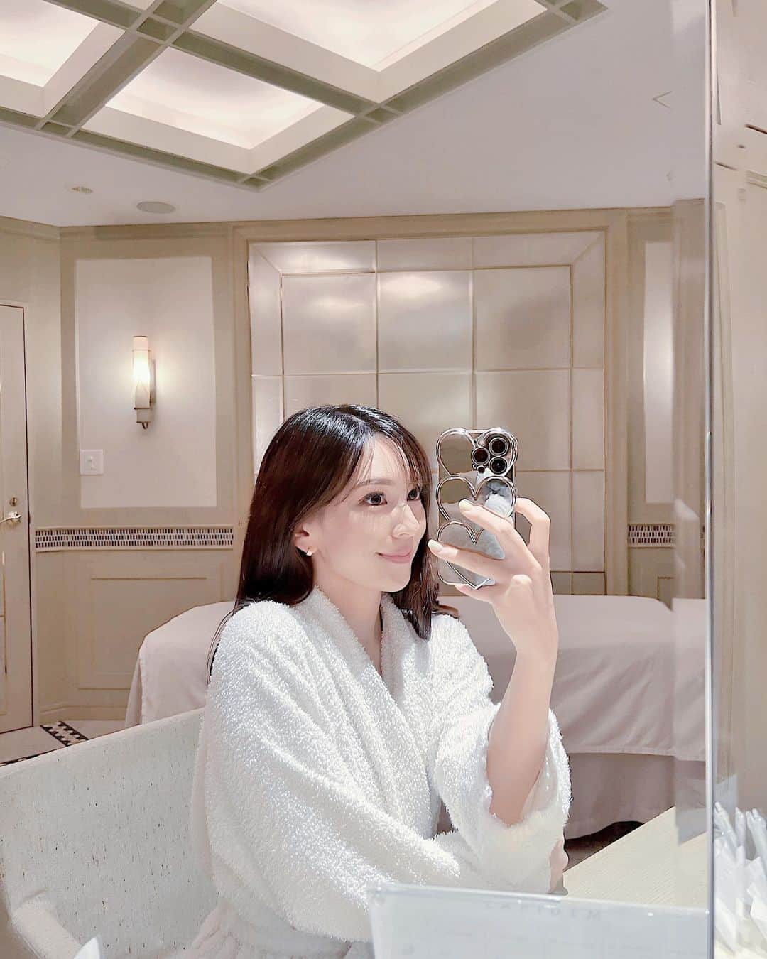 新井椎己のインスタグラム：「Spa day at @lapidem_tokyo_spa 🪷  先日、とっても素敵なエステサロンへお邪魔しました。 伺ってから少し日が空いてしまいましたが、 @miss_tomoko にお誘い頂いて、お互いの“ご褒美”に、と。  その日の自分にあったオイル選びから始まり、足湯でのスクラブ、芳香浴、ホットストーン、足から頭まで全身オイルマッサージ…… 終わった後は、心と身体が調和を取り戻して、ただの癒されるとは違う、エネルギーチャージができた感じ。  特に、ホットストーンの技法は今までのエステでは感じたことのない感覚でした。 じんわりと心地よい温かさで身体の奥底まで包み込まれたのち、冷たいストーンと交互に当てて。全身のエネルギーが循環していくのを感じ始めると、深いリラクゼーションへと誘い込まれてゆきました。  エステなのに、 温泉に入ったような、サウナのような、そんな心地よさ。🧖🏼‍♀️  またここに整えにきたいなぁと思ってしまうような、幸せなSpa day でした🤍  Thank you @lapidem_tokyo」