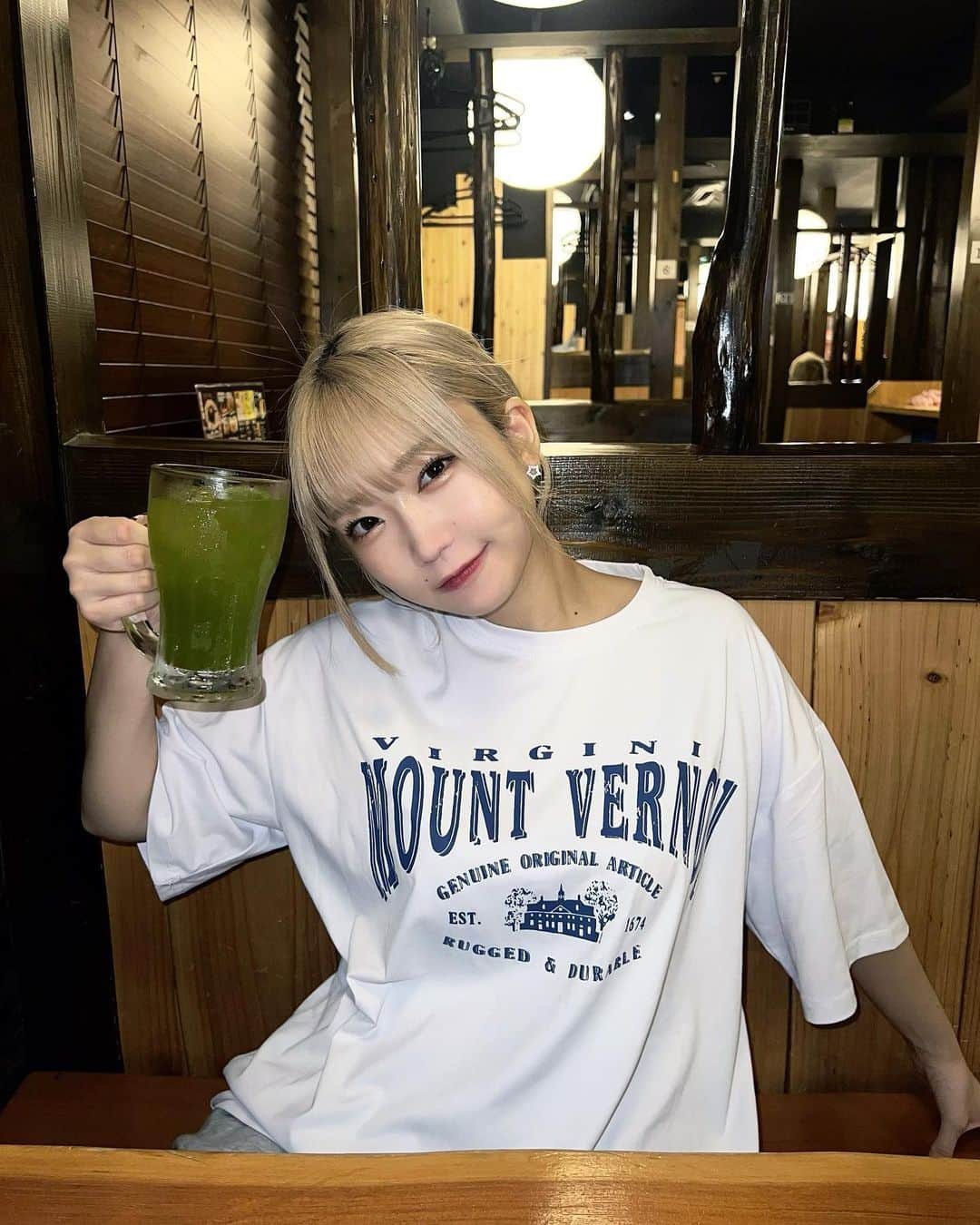 米田みいなのインスタグラム：「ラフすぎるみいな🍵  こういうみいなもあり？笑  #japanesegirl #ヘアアレンジ #まとめ髪 #ハイトーン #エクステ #ブロンドヘアー #編み込みアレンジ #좋아요반사　#셀카　#japantrip #japan #ストリート系女子 #y2k #夏 #居酒屋 #居酒屋女子 #金髪 #ロングヘア #ボブ #ストリート #shein #夏コーデ」