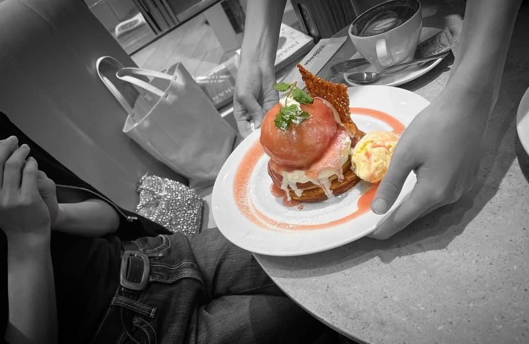 松原梨恵のインスタグラム：「🍑ぱっかーん💔  #もも #peach #東京カフェ」