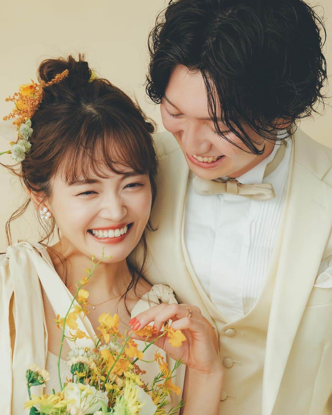 田久保夏鈴のインスタグラム：「この度、2023年8月11日に入籍いたしました💍 高校で出会い、17歳の時に"結婚を前提にお付き合いしてください"と告白をしてもらい、まさか本当に結婚するとは！人生何が起こるかわかりません。 きっとこの人以上に私のことを大切にしてくれる人はこの先いないと断言できるほど、出会ってからずっとずっと、こんなに大切にされて良いのかな？と思ってしまうほどに大切にしてくれています。私のことが本当に大好きでたまらないんだろうなと、思っています。笑  ちなみにこの写真は、彼がプロポーズのためにpinueと共同で世界に一つのワンピースを作ってくれたので、記念に撮影していただいたものです💐  この約10年間、良いことだけではなく色々なことがありましたが、周りの支えがあっての今なので関わってくれた友人たちには本当に心の底から感謝しています。  彼は、私を1番笑顔にしてくれる人です。辛い時には何も言わずに抱きしめてくれる人です。この先何があっても、この人とならきっと乗り越えられると思いました。おじいちゃんおばあちゃんになっても、その先もずっと私たちらしくハッピーな人生を歩んでいきます！  これからも夫婦共々温かく見守っていただけると幸いです。これからも宜しくお願いいたします。  田久保夏鈴  📷 @shuntosato  💇🏽‍♀️ @noi.mei  @kenichi_oyama_  👗 @pinue_official」