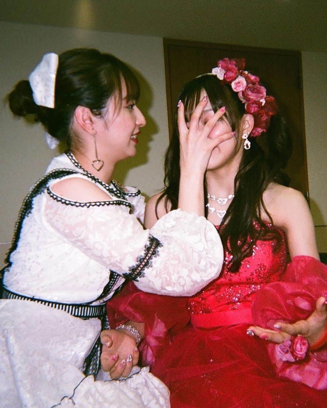 稲場愛香のインスタグラム：「💚💓 ⁡ 先程、植村あかりさんのご卒業が発表されました。 ⁡ 私のJuice=Juice人生には いつも植村さんがいて まなかたん！って沢山可愛がってもらって 最後を迎える時もリーダーとして 支えてくれて、見守ってくれて 先輩だけどひとつ年下で、 いざという時に凄く力になってくれるあったかい人で 色々と縁を感じる部分も沢山あって 言葉にするのは難しいけれど 植村さんの卒業はグループを離れた私にとっても凄く大きな節目だなと思います。 ⁡ 2024年の春ツアーをもって…ということで まだ少し時間があると思うから 寂しい気持ちになりすぎず Juice=Juiceの植村さんを私も皆さんと共に目に焼き付けたいです。 ⁡ ⁡ これからもよろしくお願いします☺️ ⁡ ⁡ #juicejuice #植村あかり さん #自由な女神  #稲場愛香 💓」